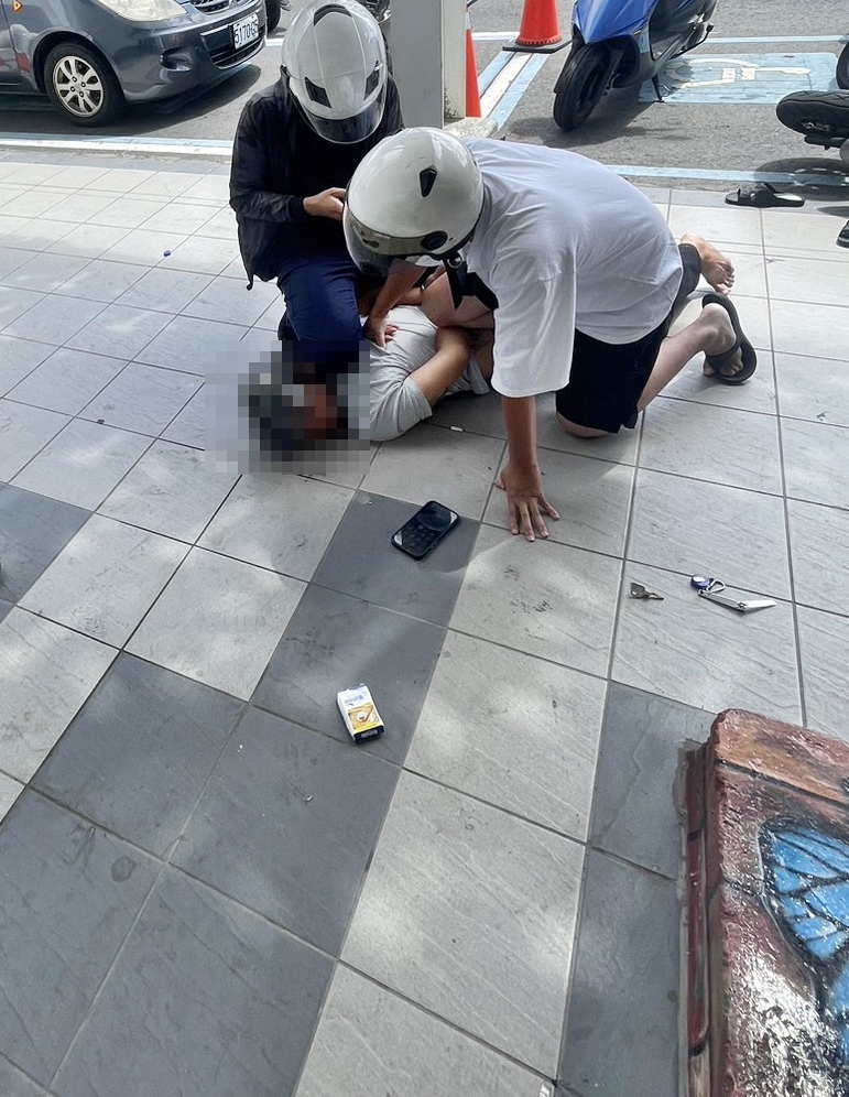 警方將涉案的黃嫌壓制在地。（鳳山分局提供）