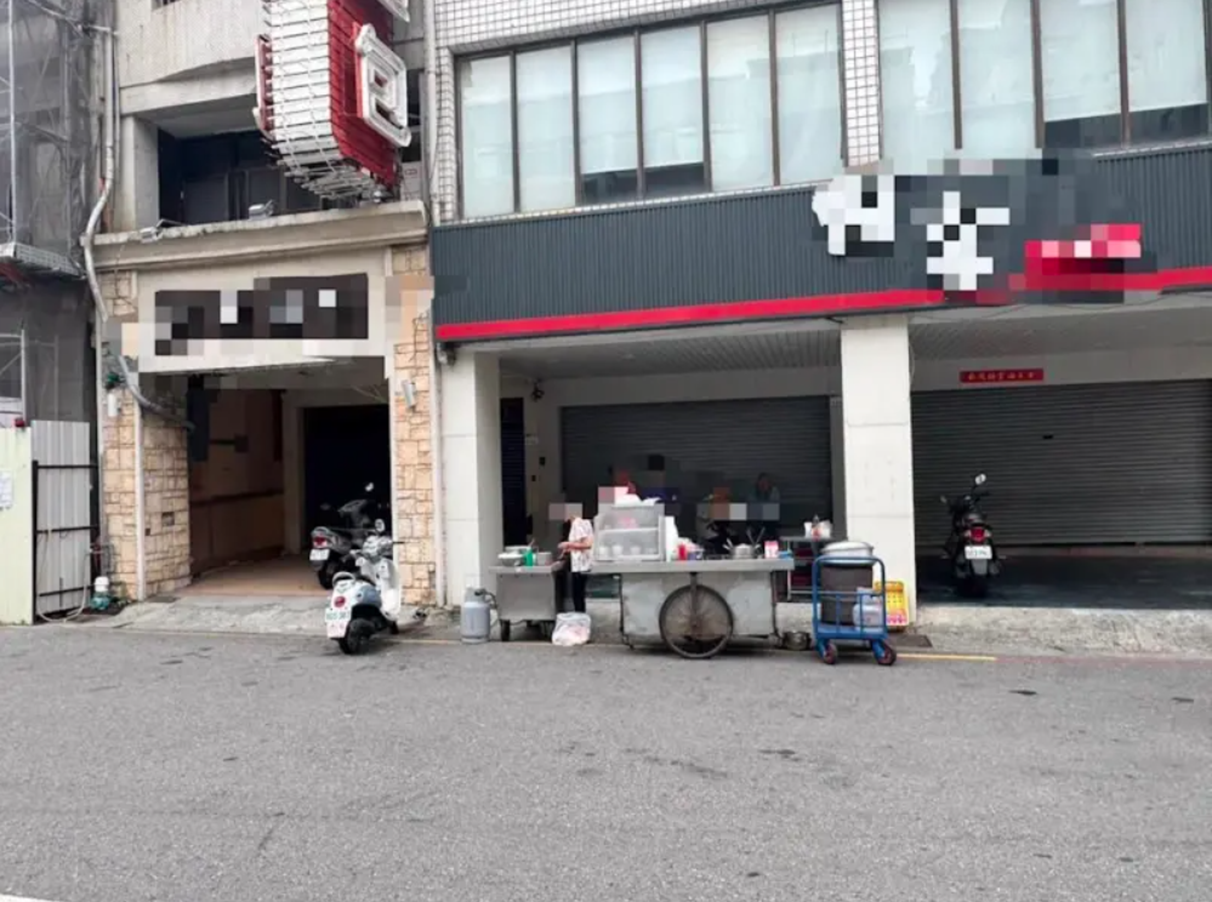 高雄一名通緝犯在買蛋餅時遭到警察認出。（翻攝畫面）
