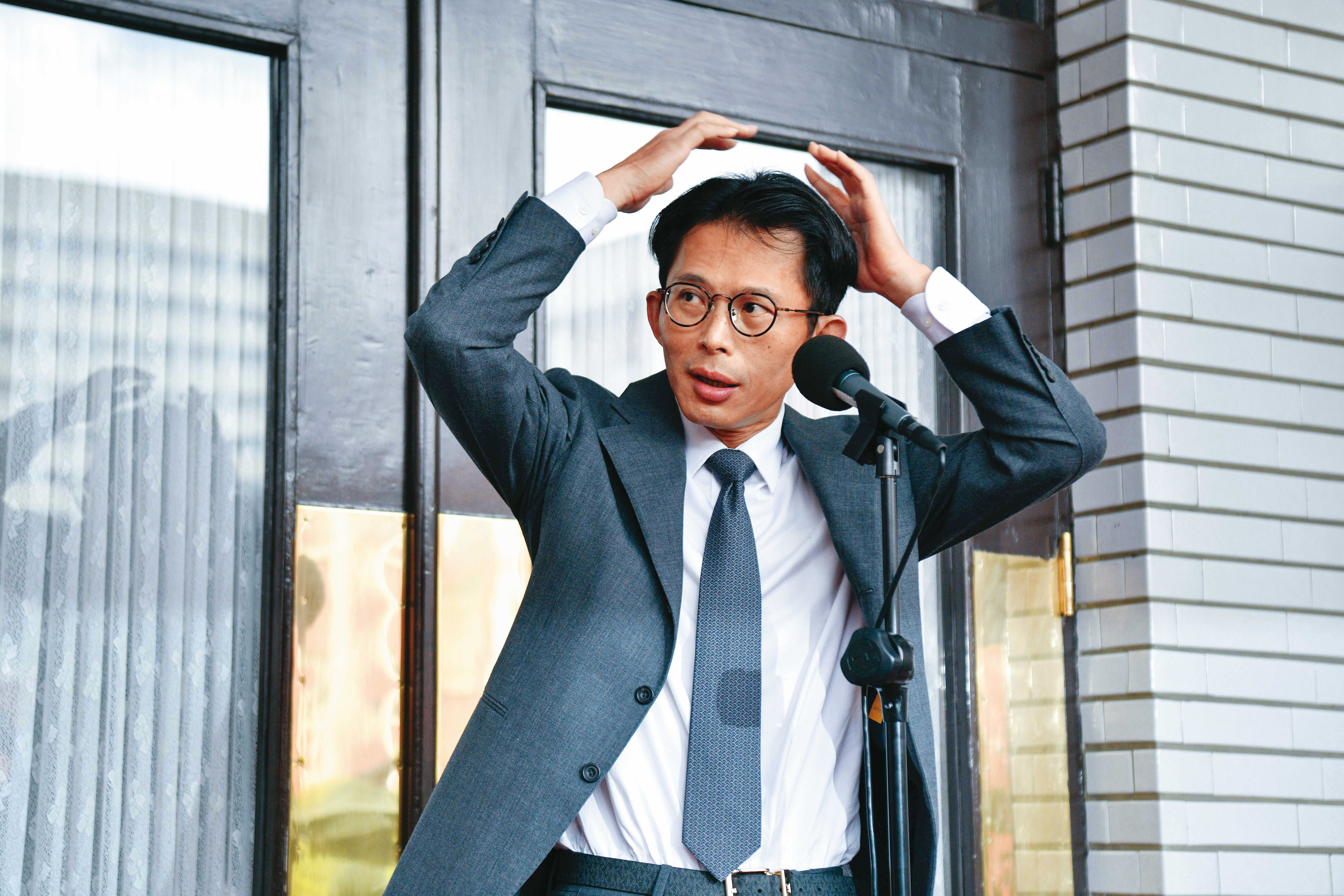 黃國昌爆出養狗仔風波，一名藍營重量級本土大老私下聚會甚至砲轟，這種行徑根本是「胎哥生的」（指骯髒）。（鏡報李智為）