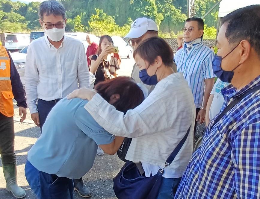 多位企業家捐款300萬元協助災民度過難關。（立委劉建國辦公室提供）