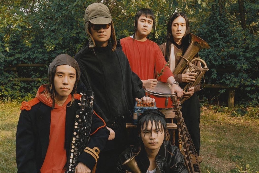 落日飛車與南韓樂團HYUKOH合作的《AAA》入圍 7 項，成本屆入圍大贏家。（翻攝自落日飛車臉書）