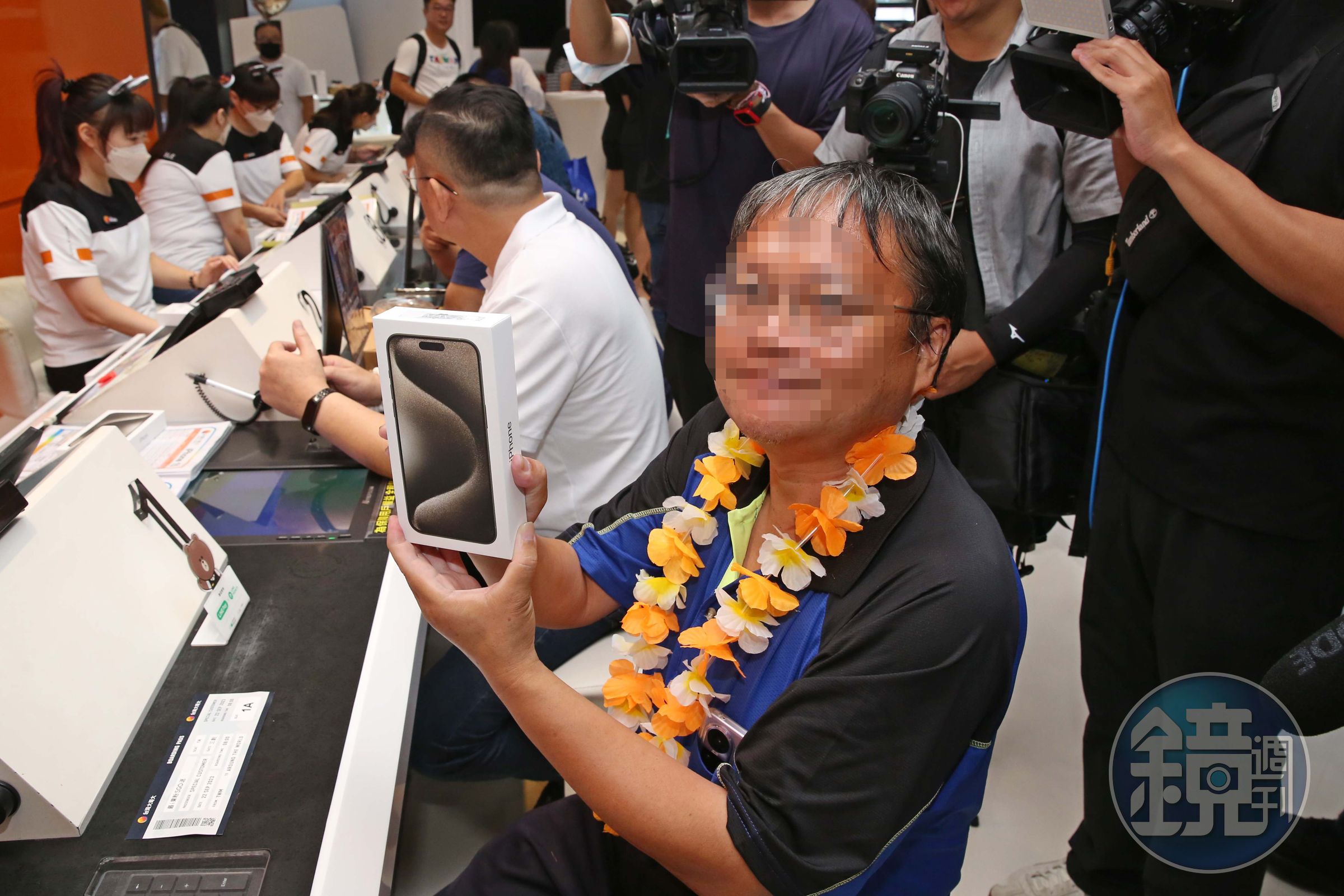 當時，許男是台灣大哥大排第一位交機iPhone 15的民眾。（本刊資料照）