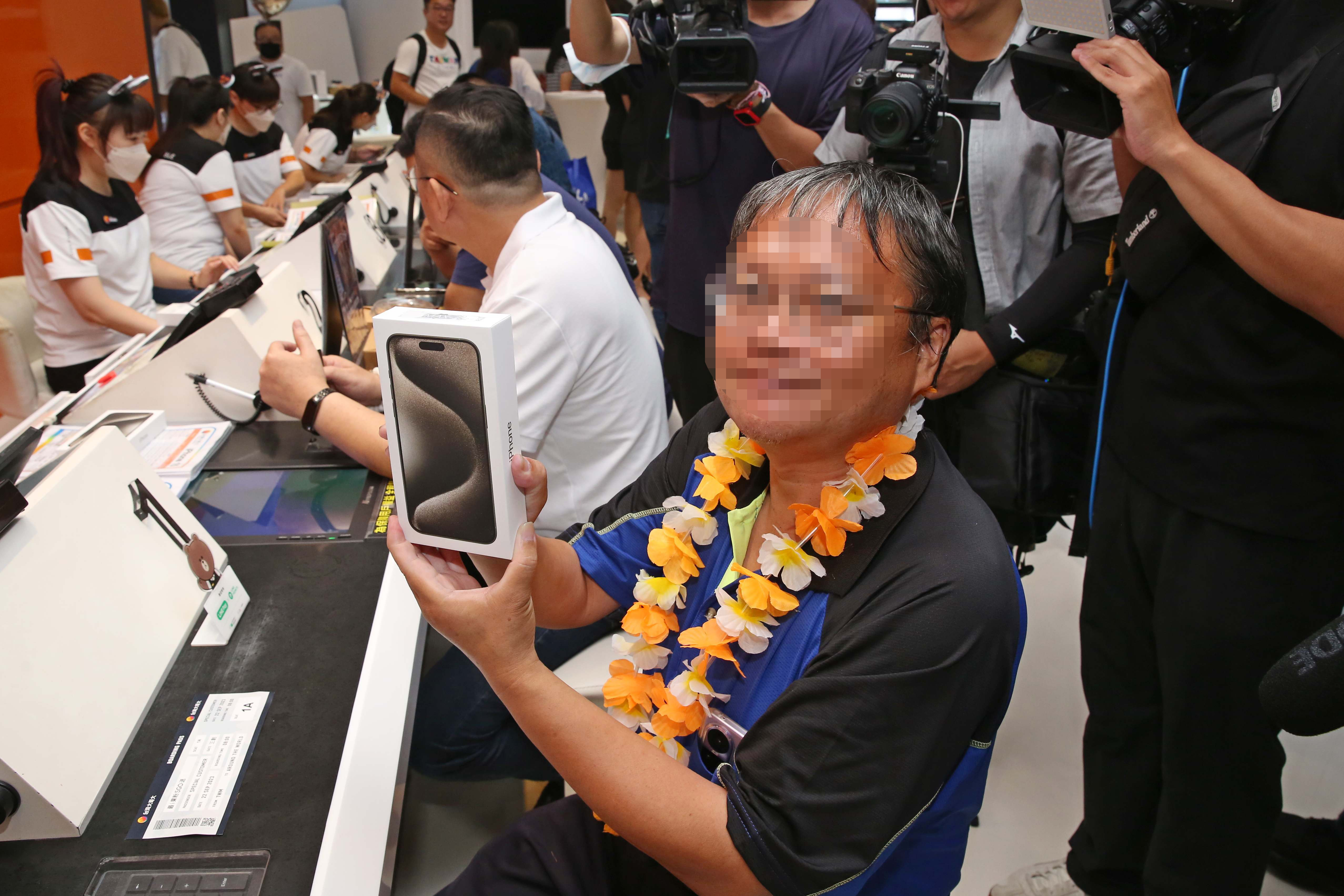 當時，許男是台灣大哥大排第一位交機iPhone 15的民眾。（本刊資料照）