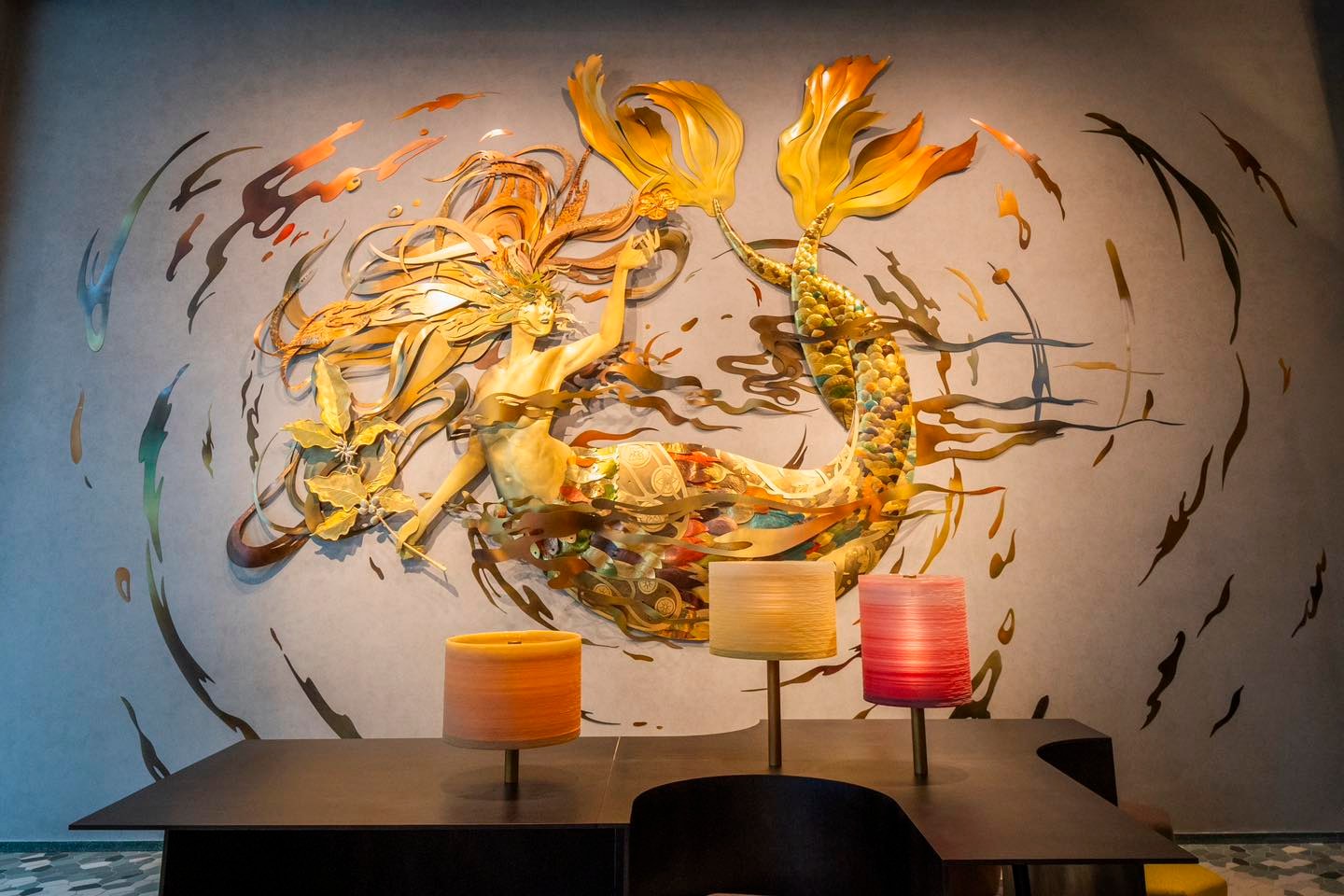 台北星巴克旗艦店內的美人魚雕塑，魚鱗會隨清晨、夜晚變色。（翻攝自Dream Plaza臉書）