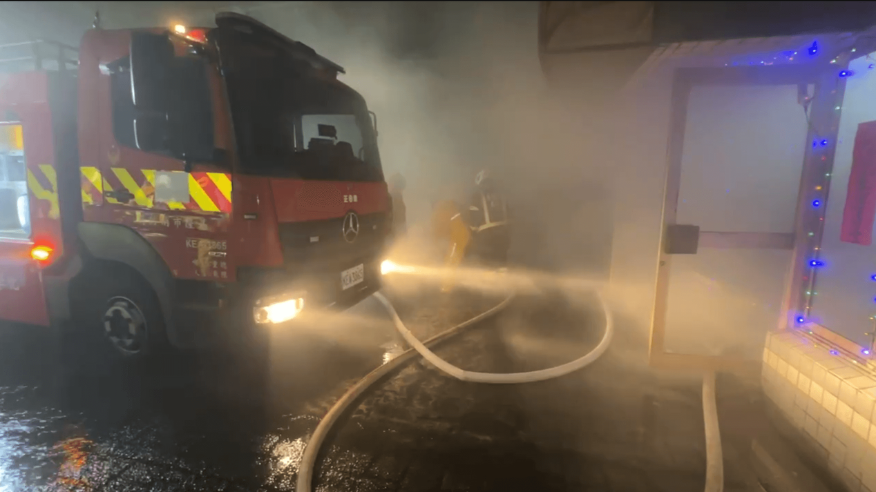 基隆市昨晚間發生民宅火警,造成2死、4傷悲劇事件,其中包含殉職的消防員詹能傑。(鏡新聞提供)