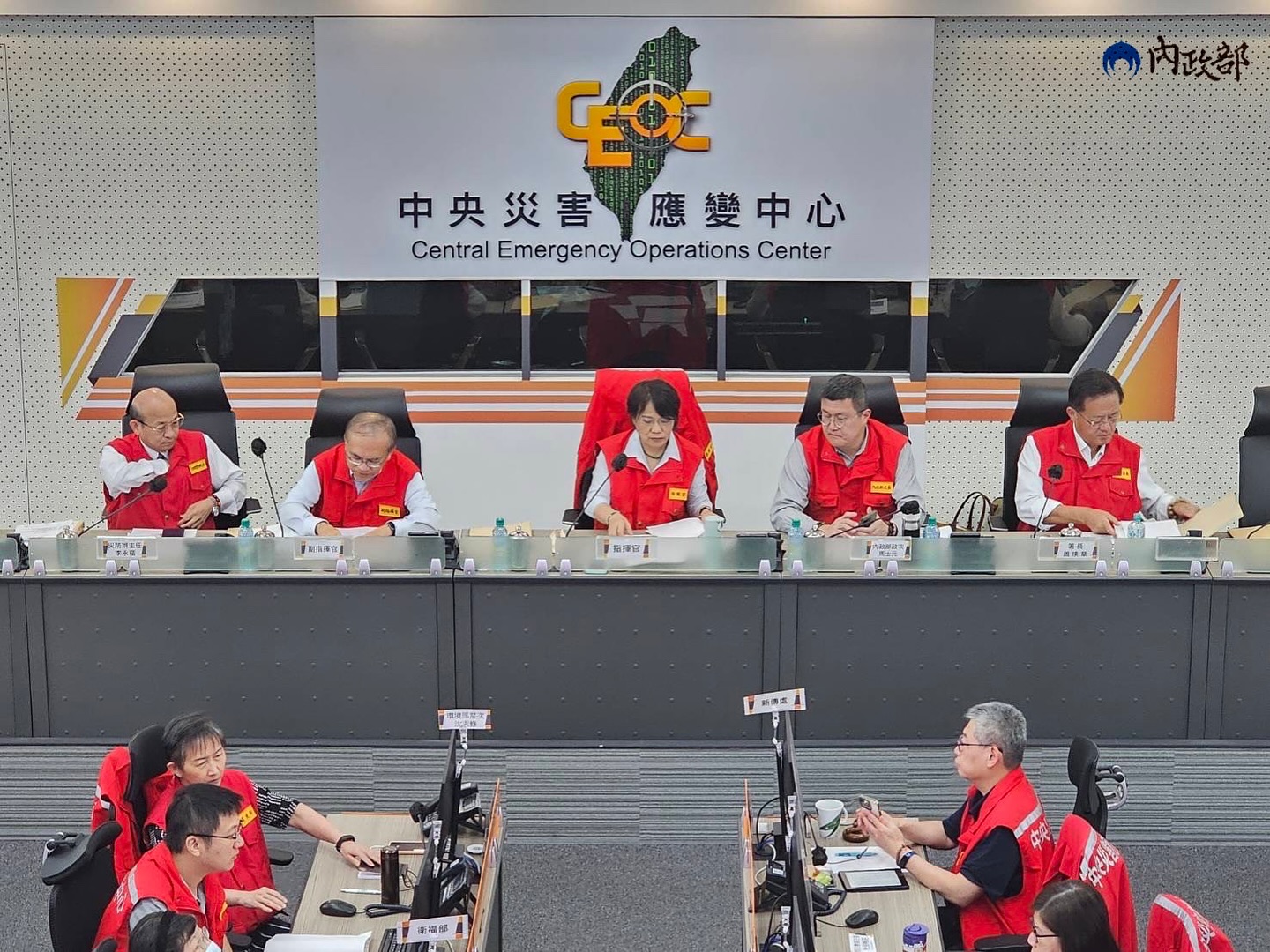 內政部長劉世芳在災害應變中心工作會議上關心基隆撤離情況，遭批是政治操作。（翻攝自內政部臉書）