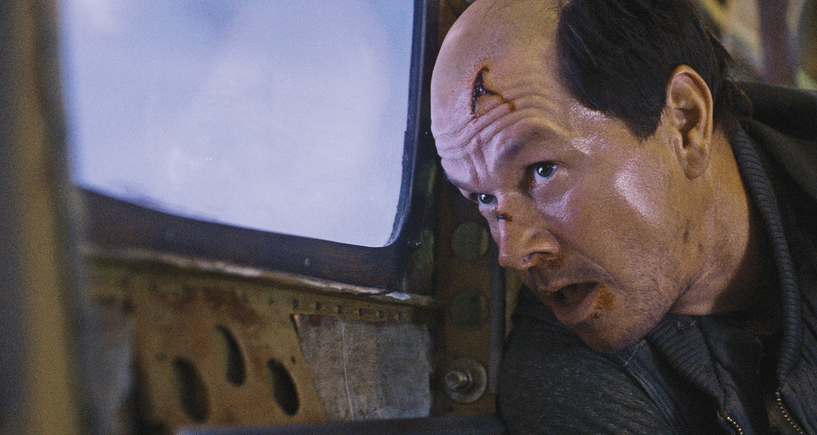 馬克華伯格飾演一名討人厭的飛行員，造型還是禿頭，他還真的把頭髮剃成地中海禿。（車庫提供）