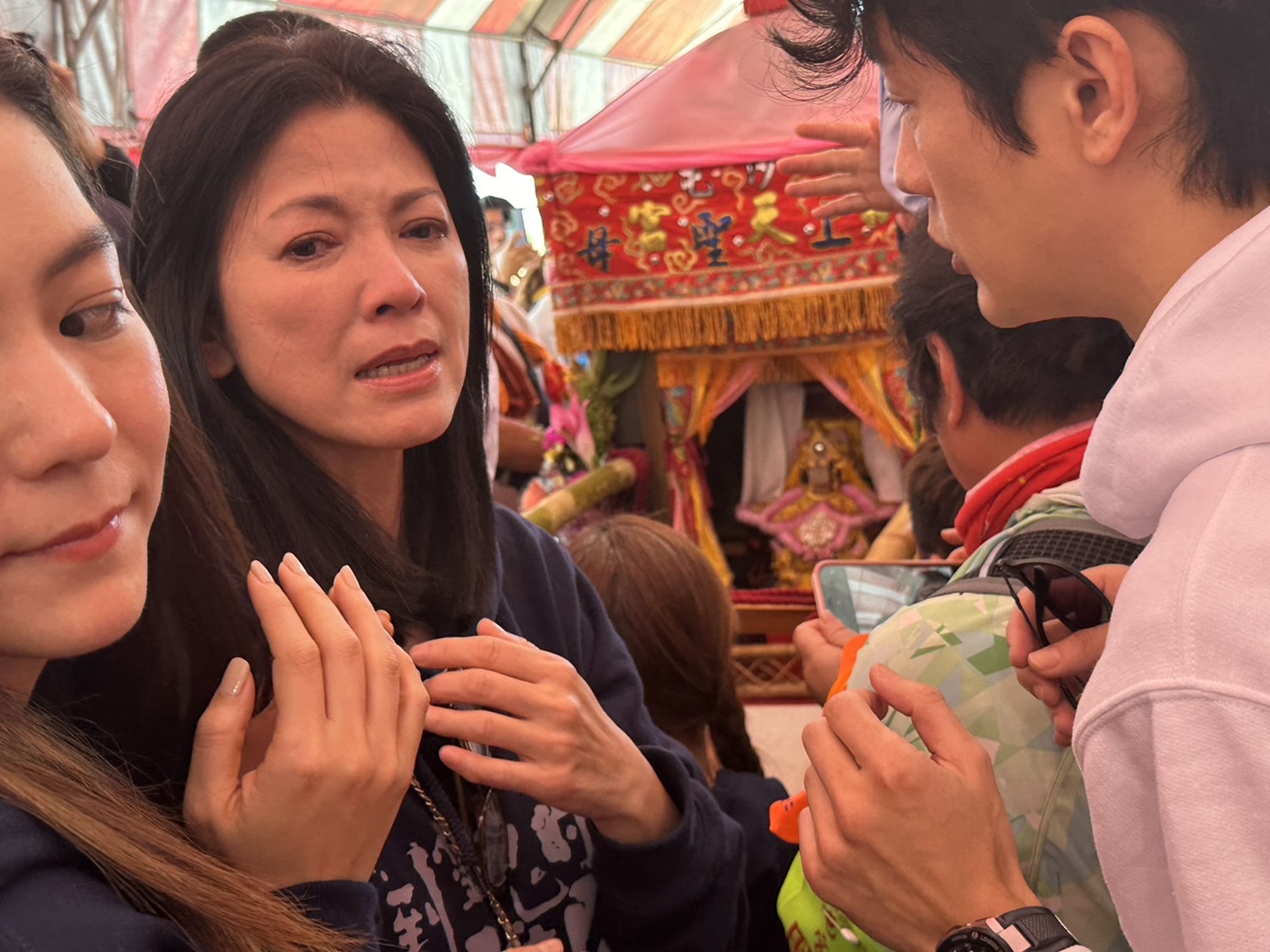 陳明真現場看到媽祖娘娘激動痛哭。(民視提供)