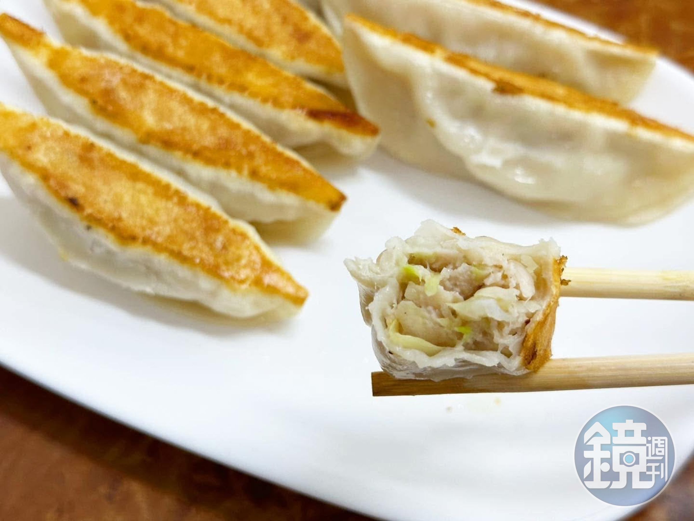 「鍋貼」底部焦紋可口誘人，肉餡鮮美不膩。（7元／個）