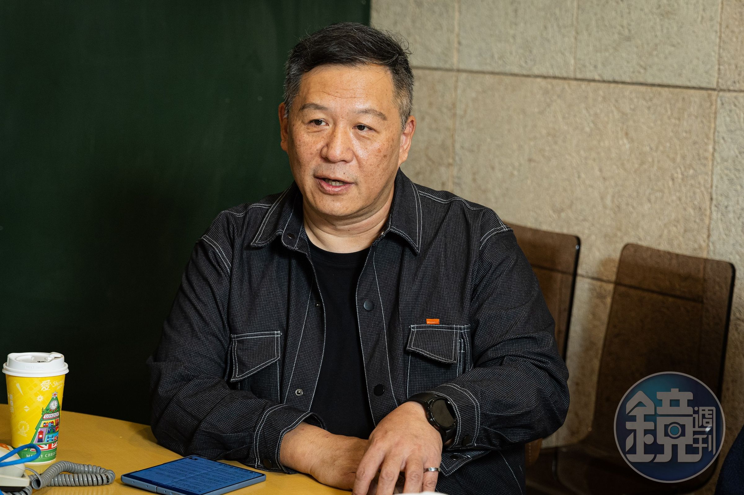 製作人揭陽考量授權複雜度及成本，選擇翻拍tvN海島三部曲中的《頂級巨星柳白》。