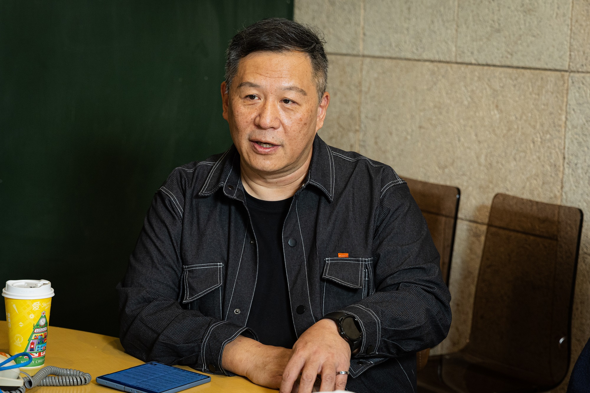 製作人揭陽考量授權複雜度及成本,選擇翻拍tvN海島三部曲中的《頂級巨星柳白》。