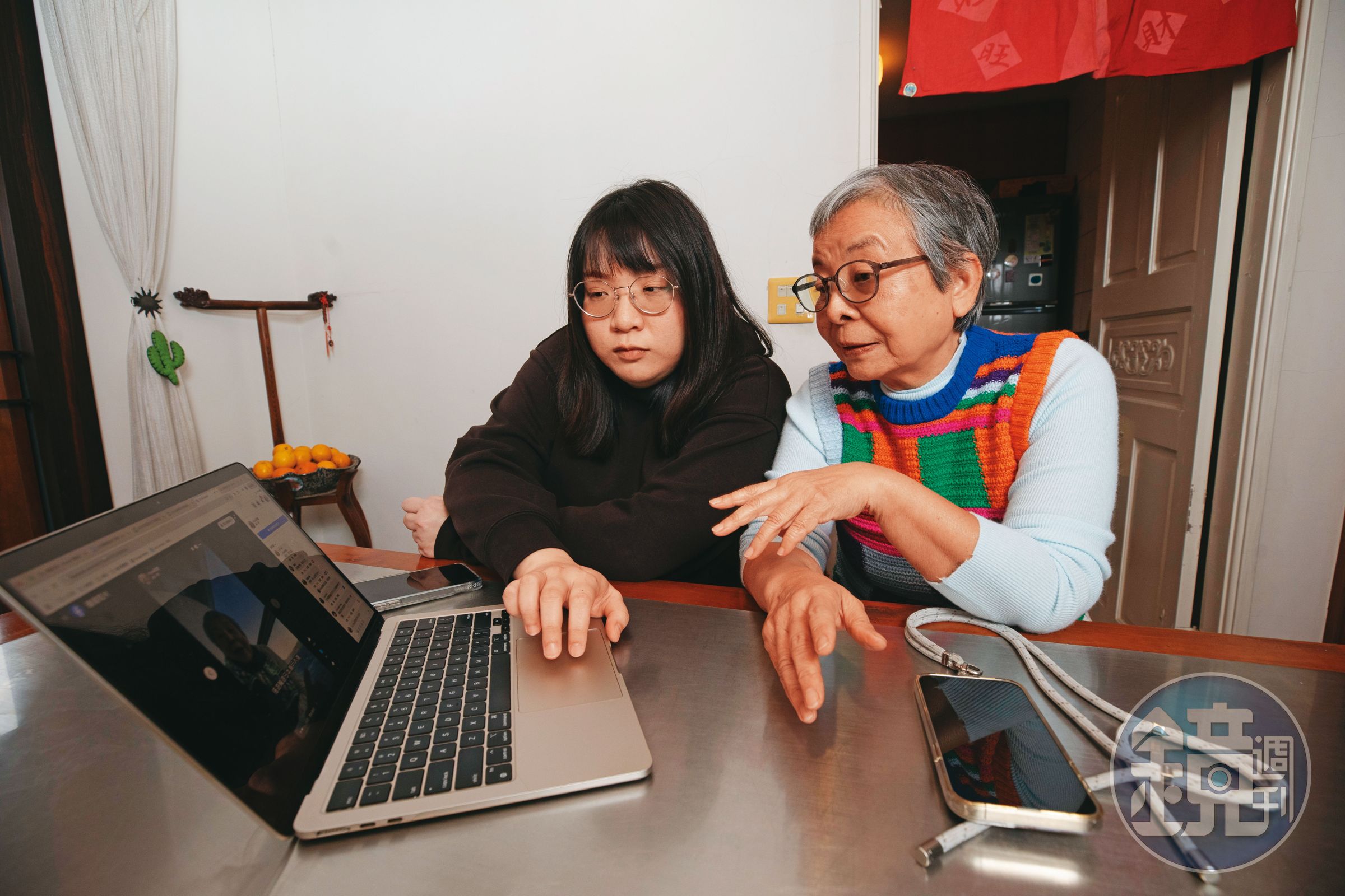 劉惠綿（右）與經紀人黃若蘭（左）拍短影音前會一起討論主題，影片上架後也會檢視觀看次數。