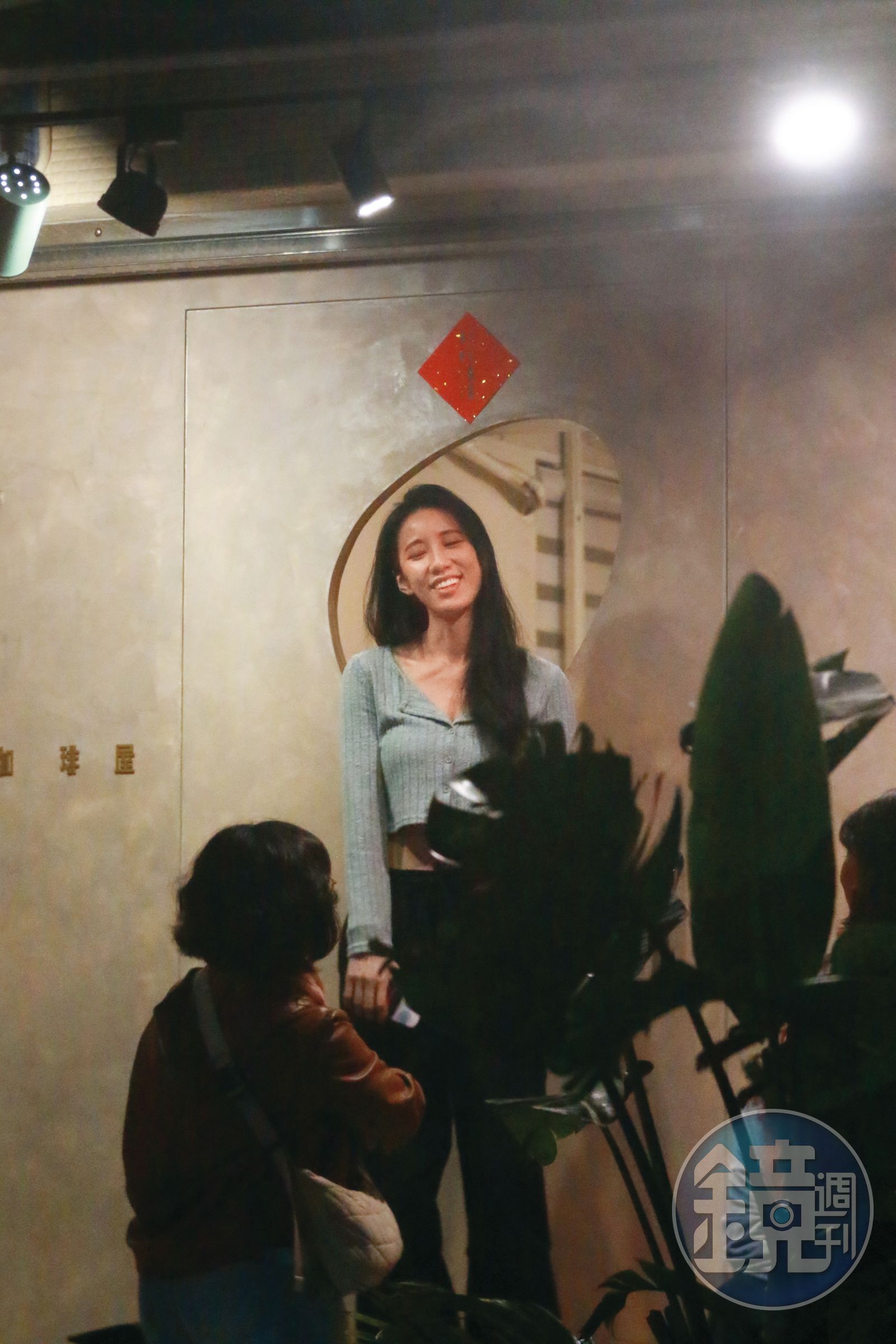 瑤瑤走出咖啡店在門口閒聊，整個人帶著點隨興的態度