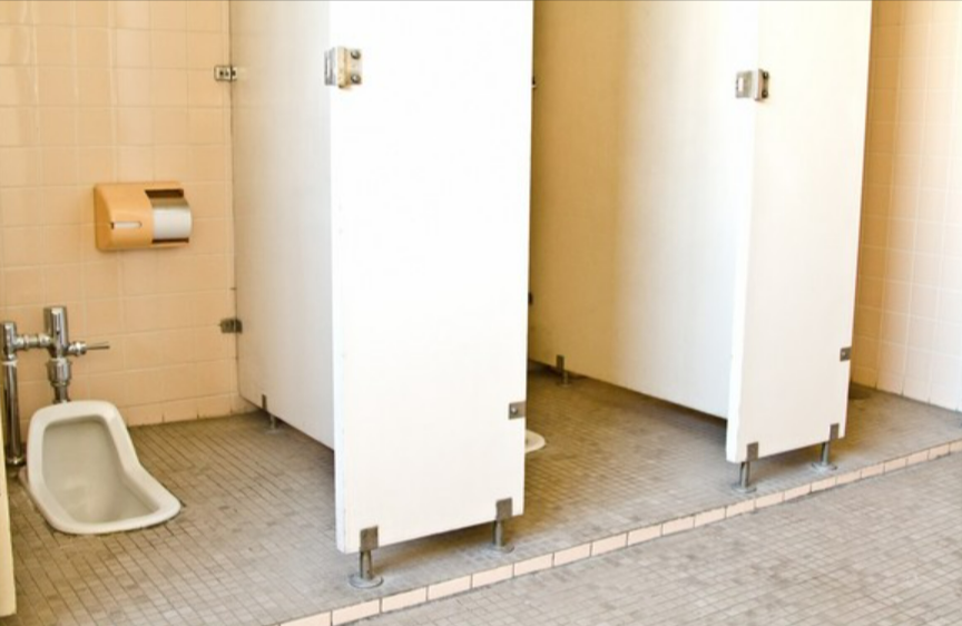  高雄一對高中生情侶在公廁內性交，被男子偷拍影。示意圖。（翻攝自pakutaso）