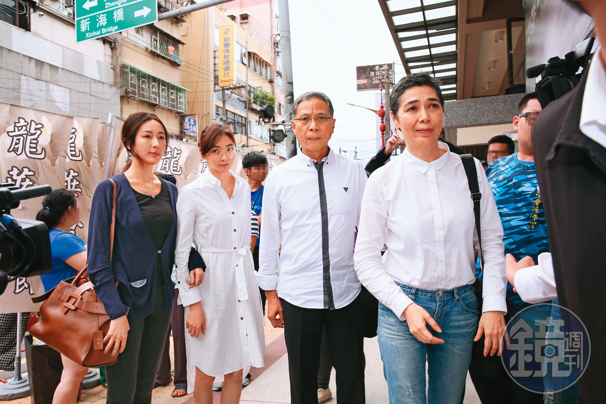 隋棠（左起）、謝沛恩、謝志鴻、賴佩霞一起現身已逝豬哥亮的靈堂，感情不錯，但對於賴佩霞參選一事，隋棠、謝沛恩事前都不知情。