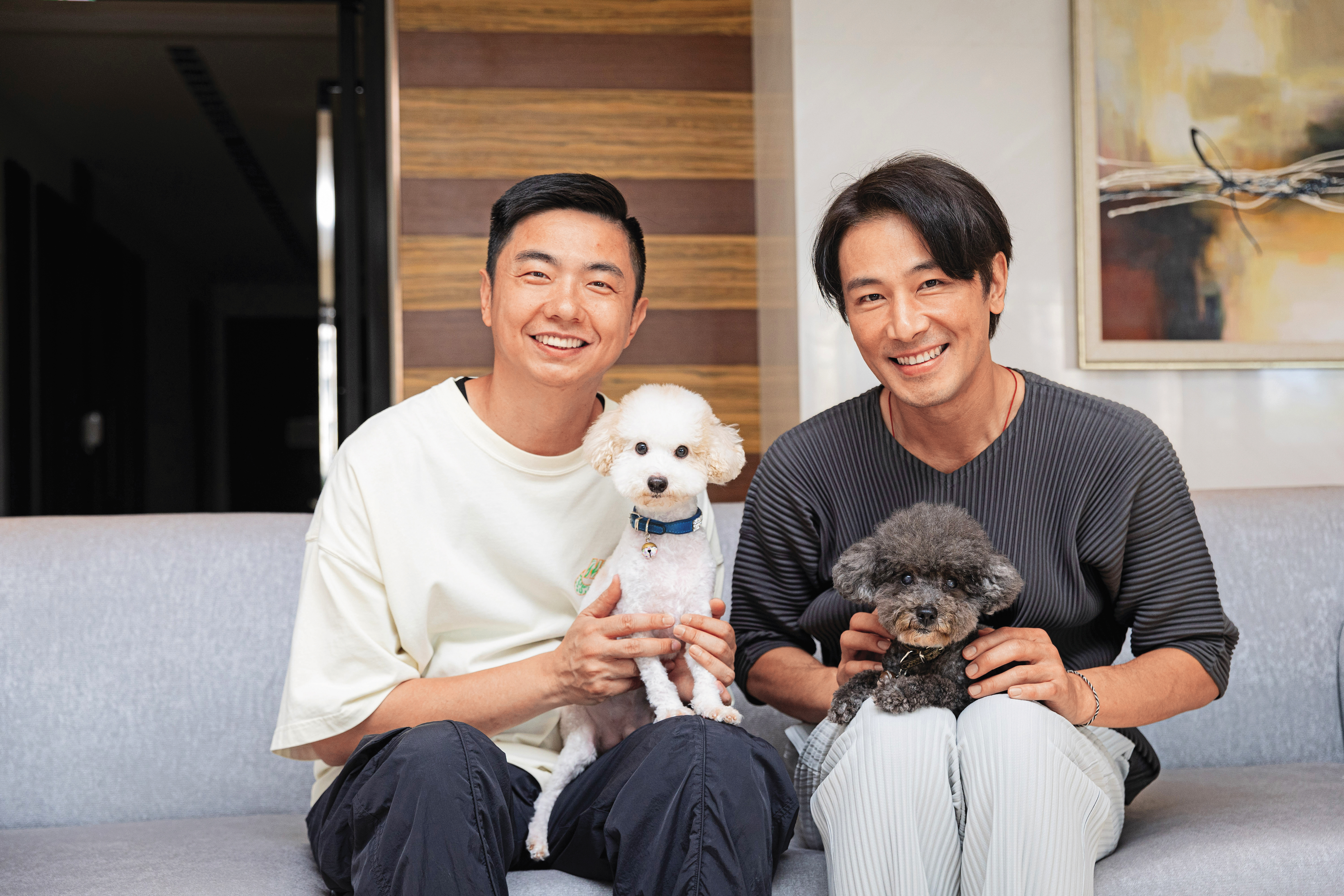 熊爸（左）來到傅子純（右）家，發現兩隻貴賓狗非常親人，出門散步拍照也很配合。