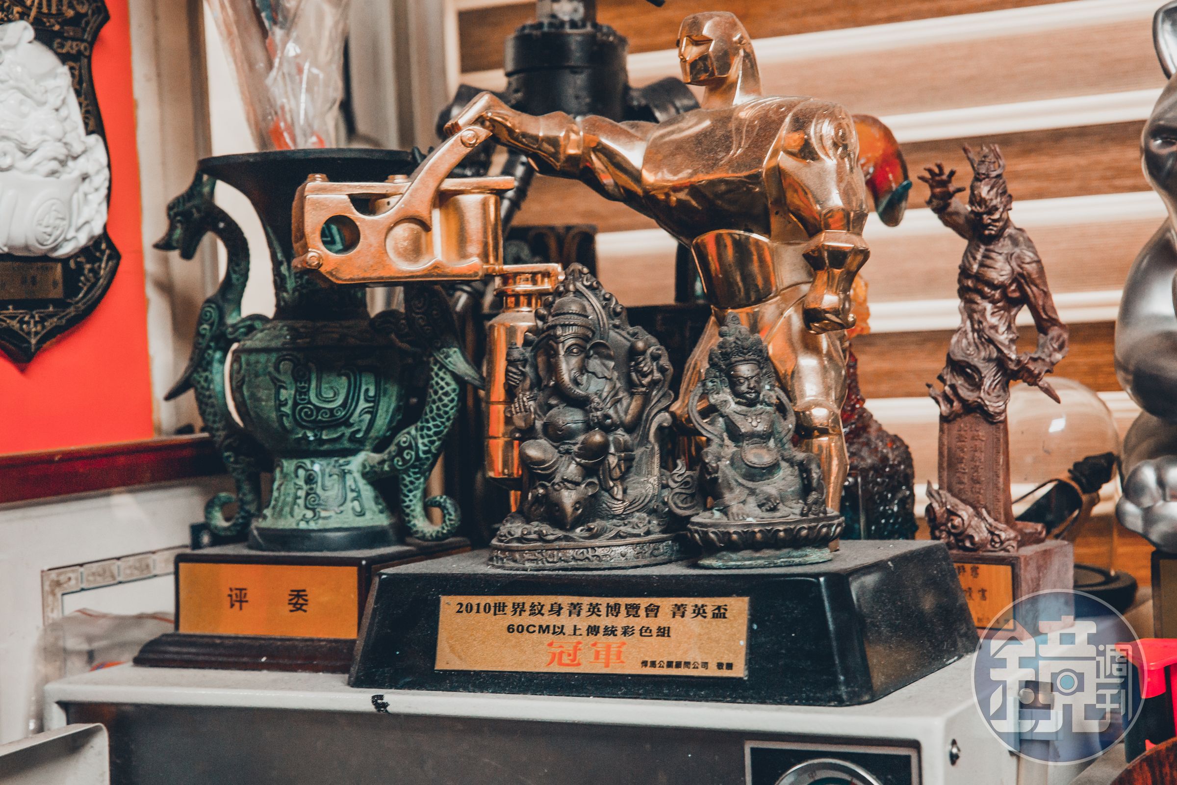 富哥的工作室一角，放滿他的獎座。