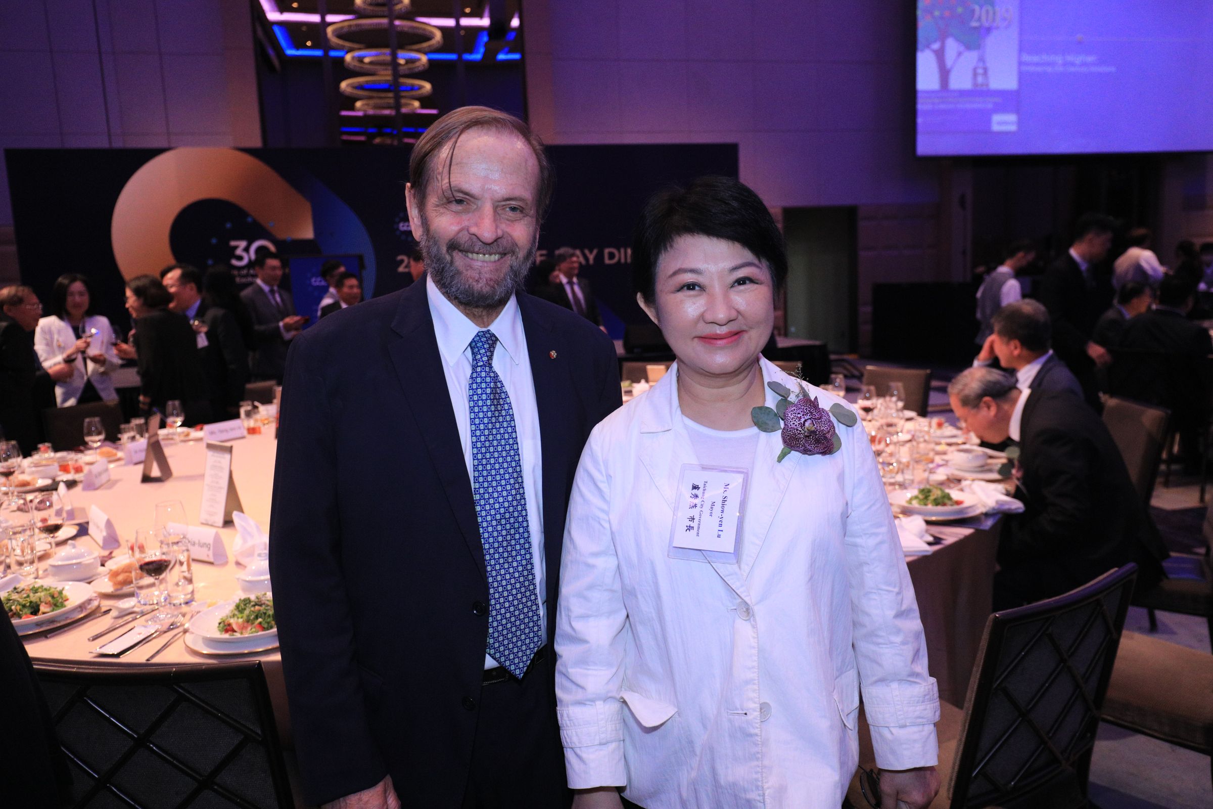 盧秀燕在歐洲日晚宴與歐洲在台商務協會徐尹容(Giuseppe Izzo)理事長致意交流。(台中市政府提供)