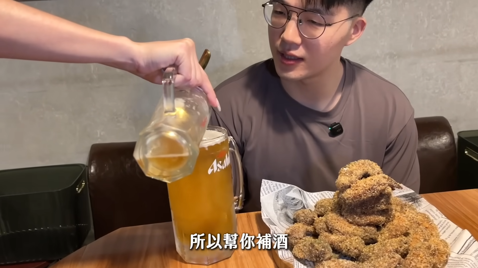 啤酒消泡後店家拿另外一杯來補滿。(翻攝自吃貨豪豪YouTube)