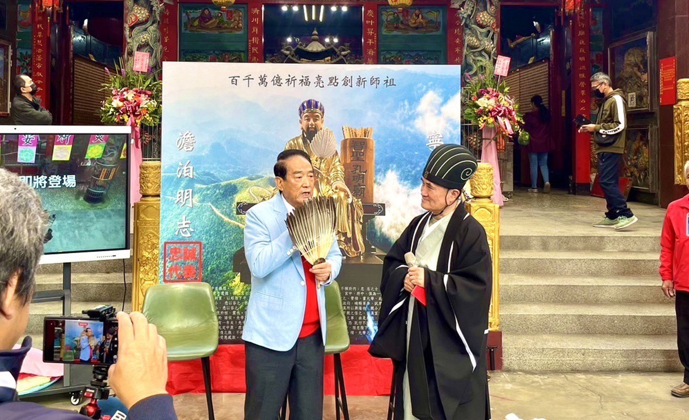 宋楚瑜參加孔明出巡活動,表示親民黨也要奉行孔明精神為台灣鞠躬盡瘁。(親民黨辦公室提供)