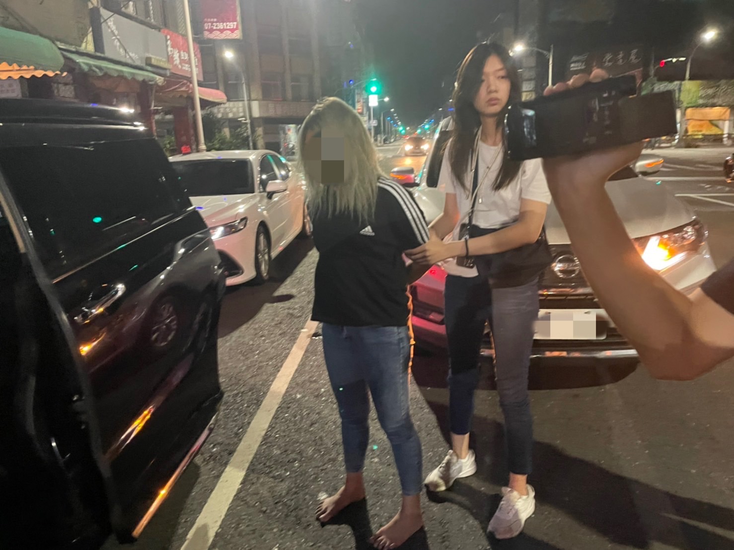 蔡姓女子遇警方攔捕，衝撞警方後，員警開槍擊破車輪將她制伏。（翻攝畫面）