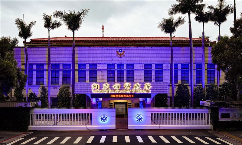 警政署、刑事警察局及各直轄市、縣市政府警察局的外牆與正門，同時打上藍色燈光，一起緬懷因公殉職的警察英雄。（警政署提供）