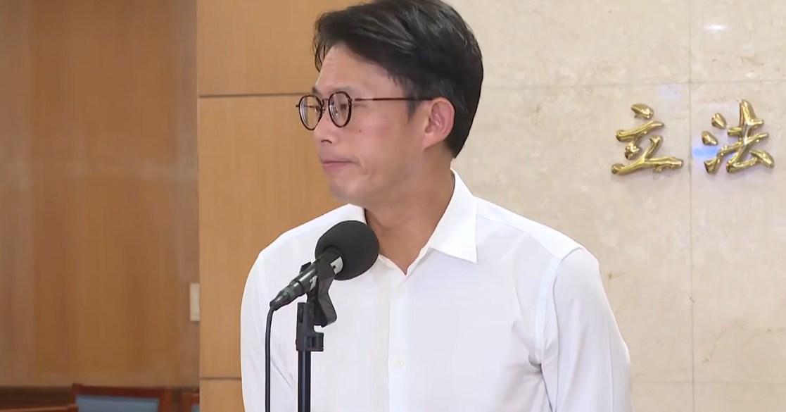 黃國昌今下午出面接受媒體訪問時，還原自己將機密資料帶出會議室的經過。（鏡新聞提供）