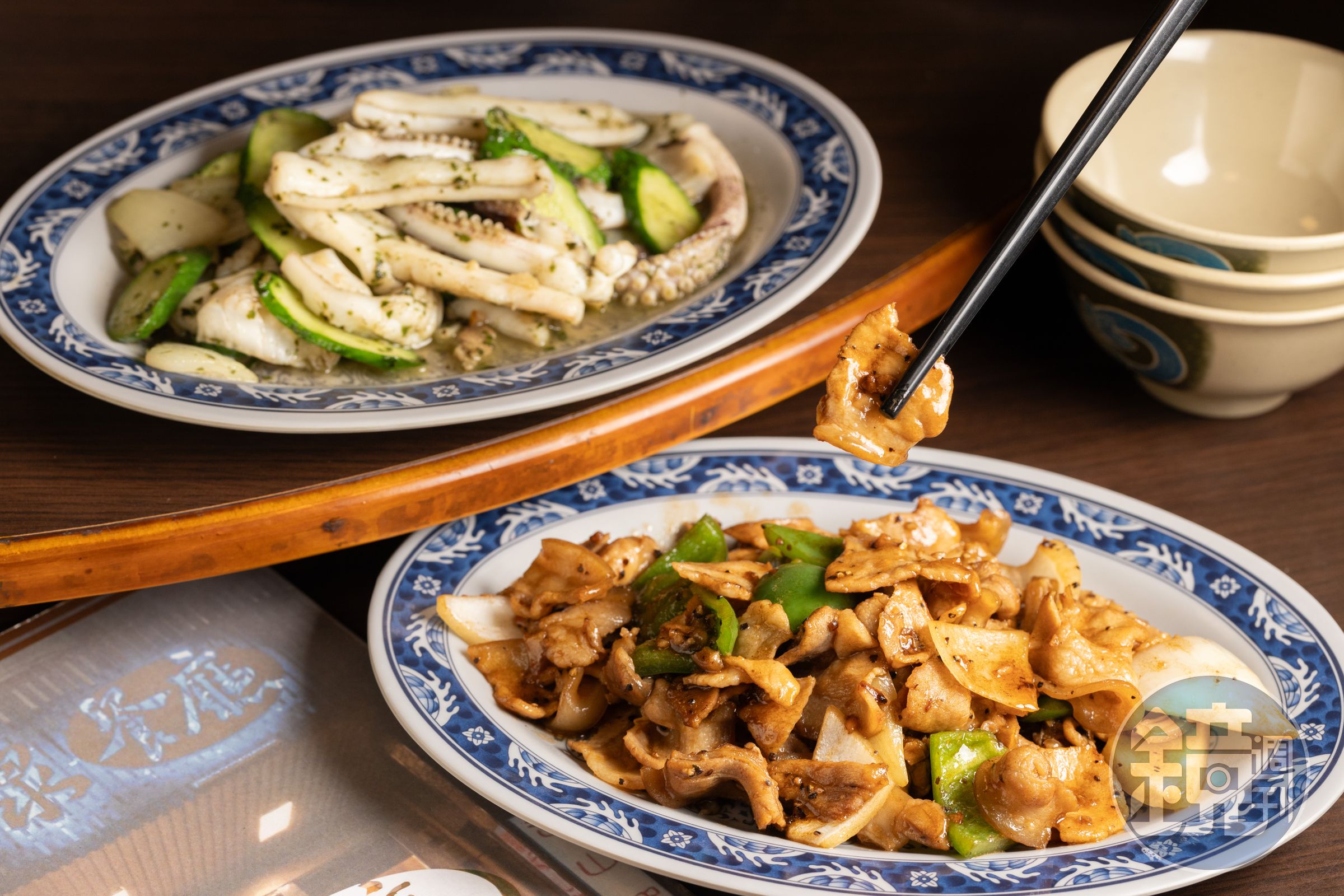 「黑胡椒山豬肉」（前，250元／份）非常下飯，想換換口味可來一份九層塔與小黃瓜拌炒的清爽版「青醬透抽」（後，360元／份）。