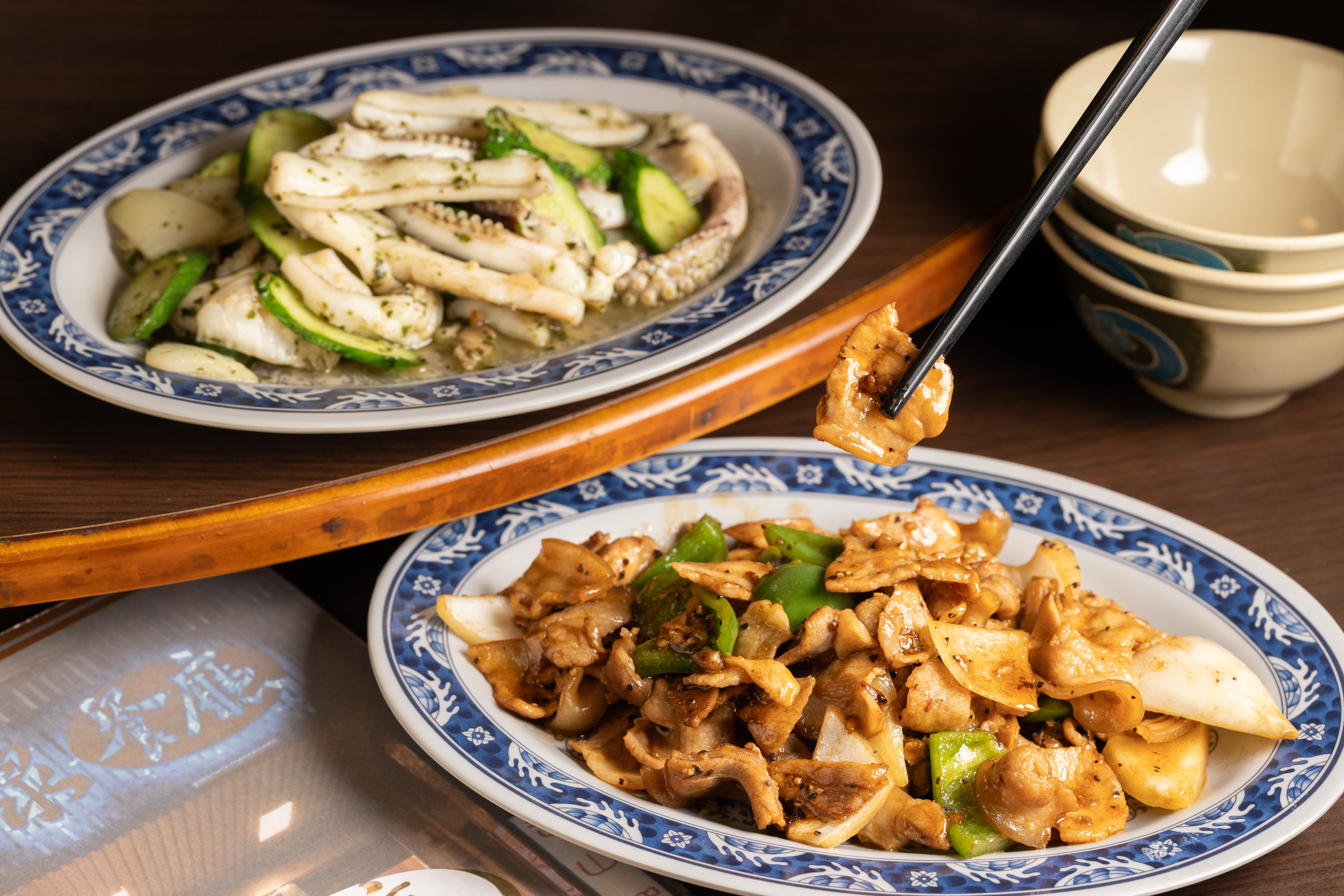 「黑胡椒山豬肉」（前，250元／份）非常下飯，想換換口味可來一份九層塔與小黃瓜拌炒的清爽版「青醬透抽」（後，360元／份）。
