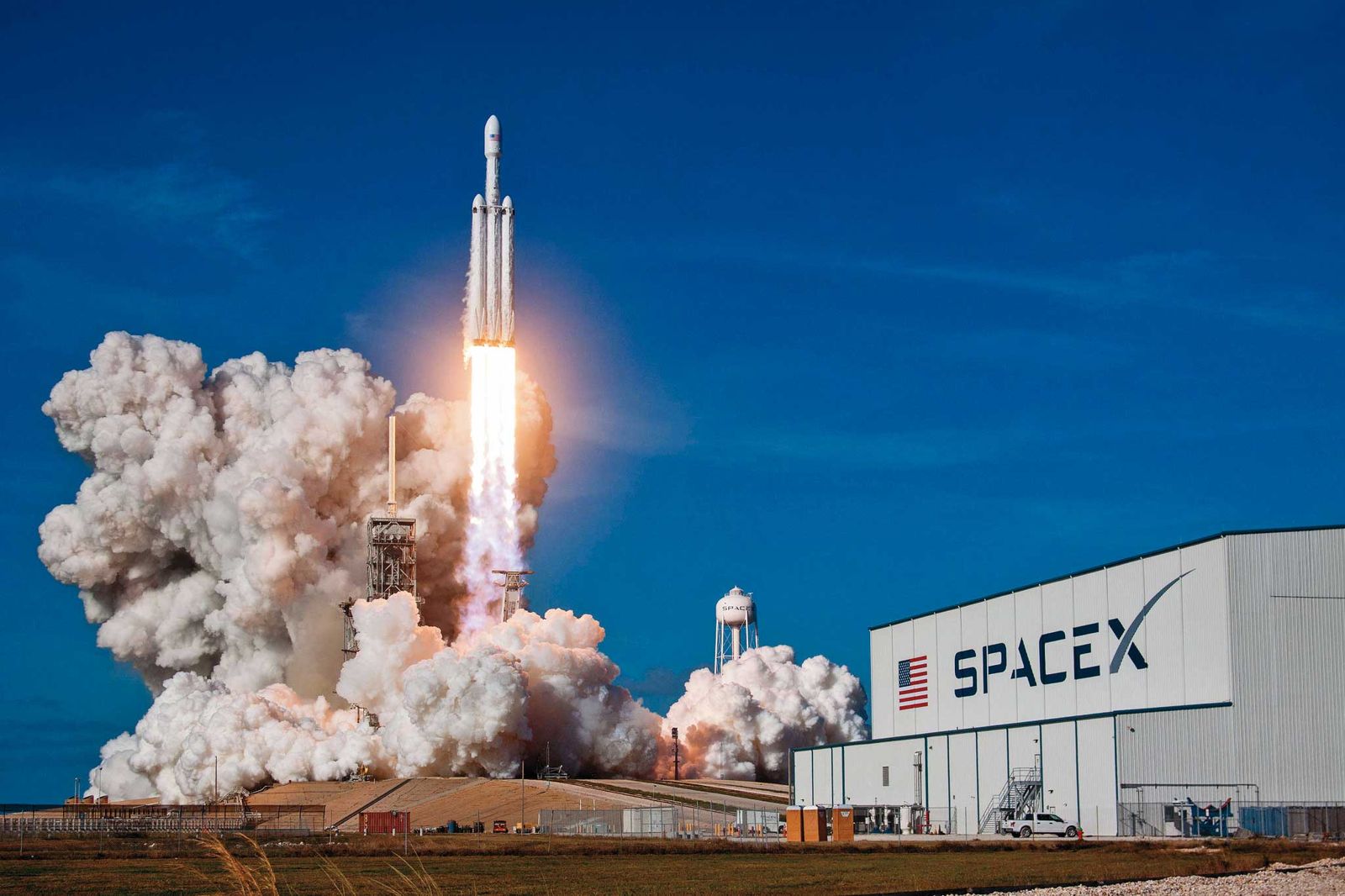 低軌衛星龍頭SpaceX即將掛牌上市，創辦人馬斯克揚言再送100萬顆衛星上空。（翻攝SpaceX Flickr）