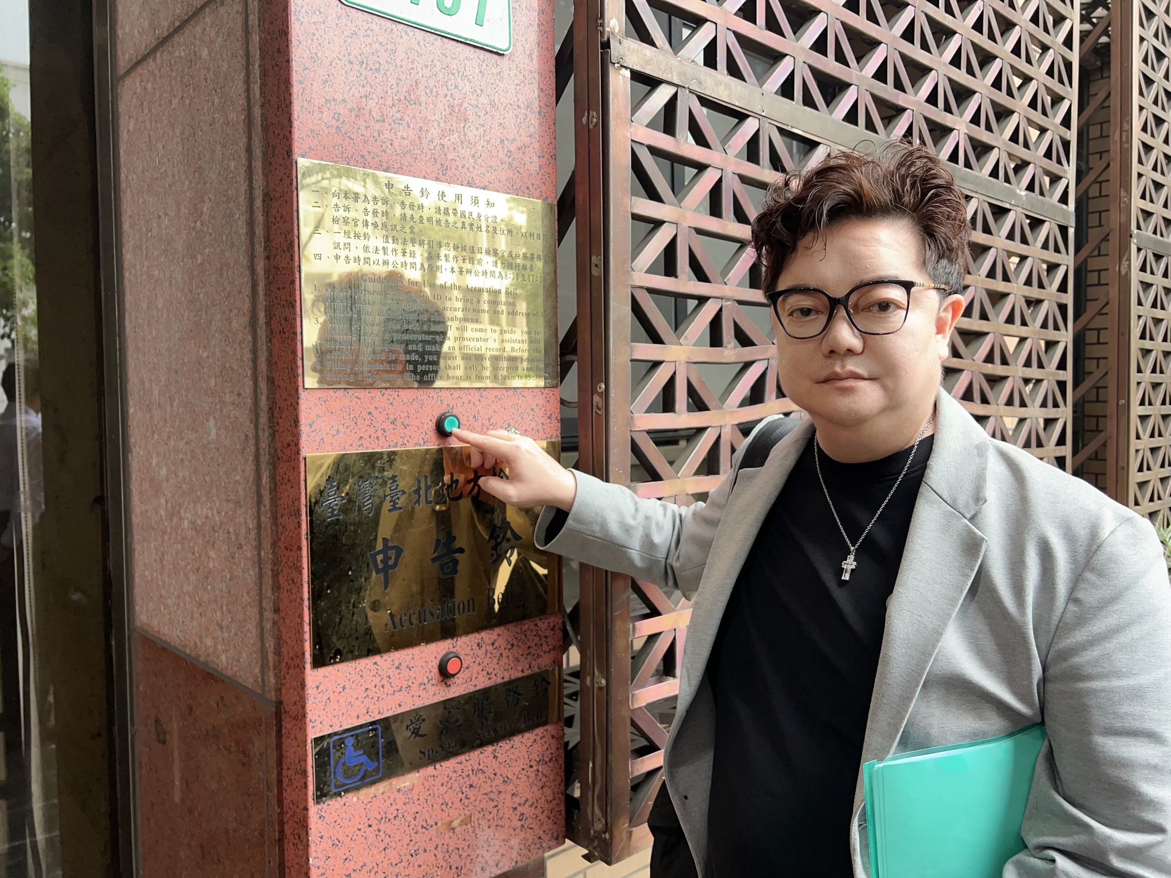林宏銘具名檢舉台南市警局麻豆分局長陳添新涉及不法,今赴北檢遞交證據。(林宏銘提供)