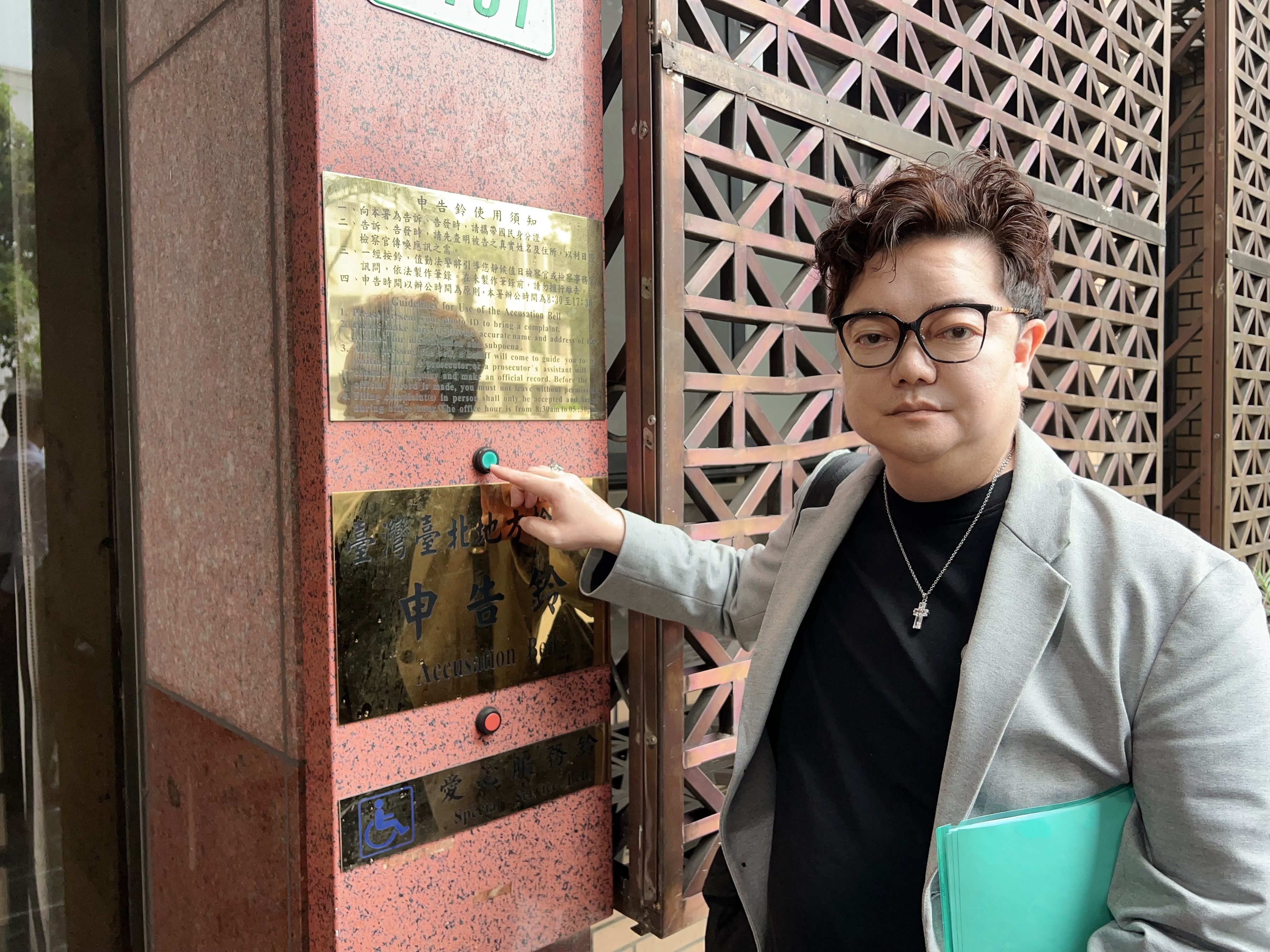 林宏銘具名檢舉台南市警局麻豆分局長陳添新涉及不法，今赴北檢遞交證據。（林宏銘提供）