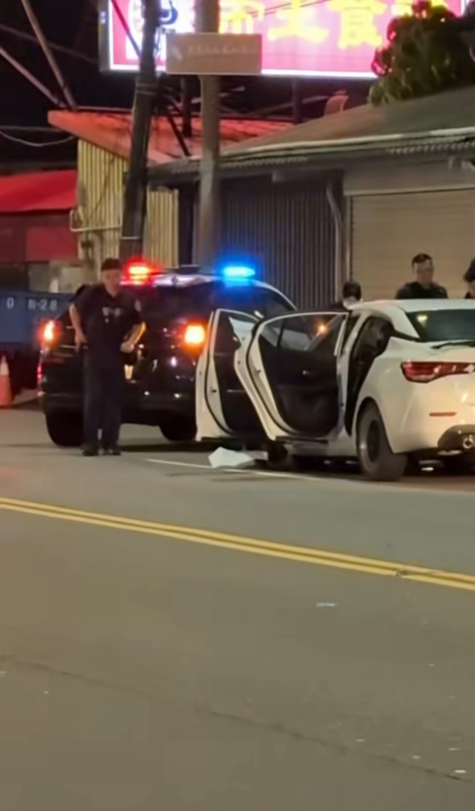 民眾拍下車禍過程po上網，引起討論。（翻攝畫面）