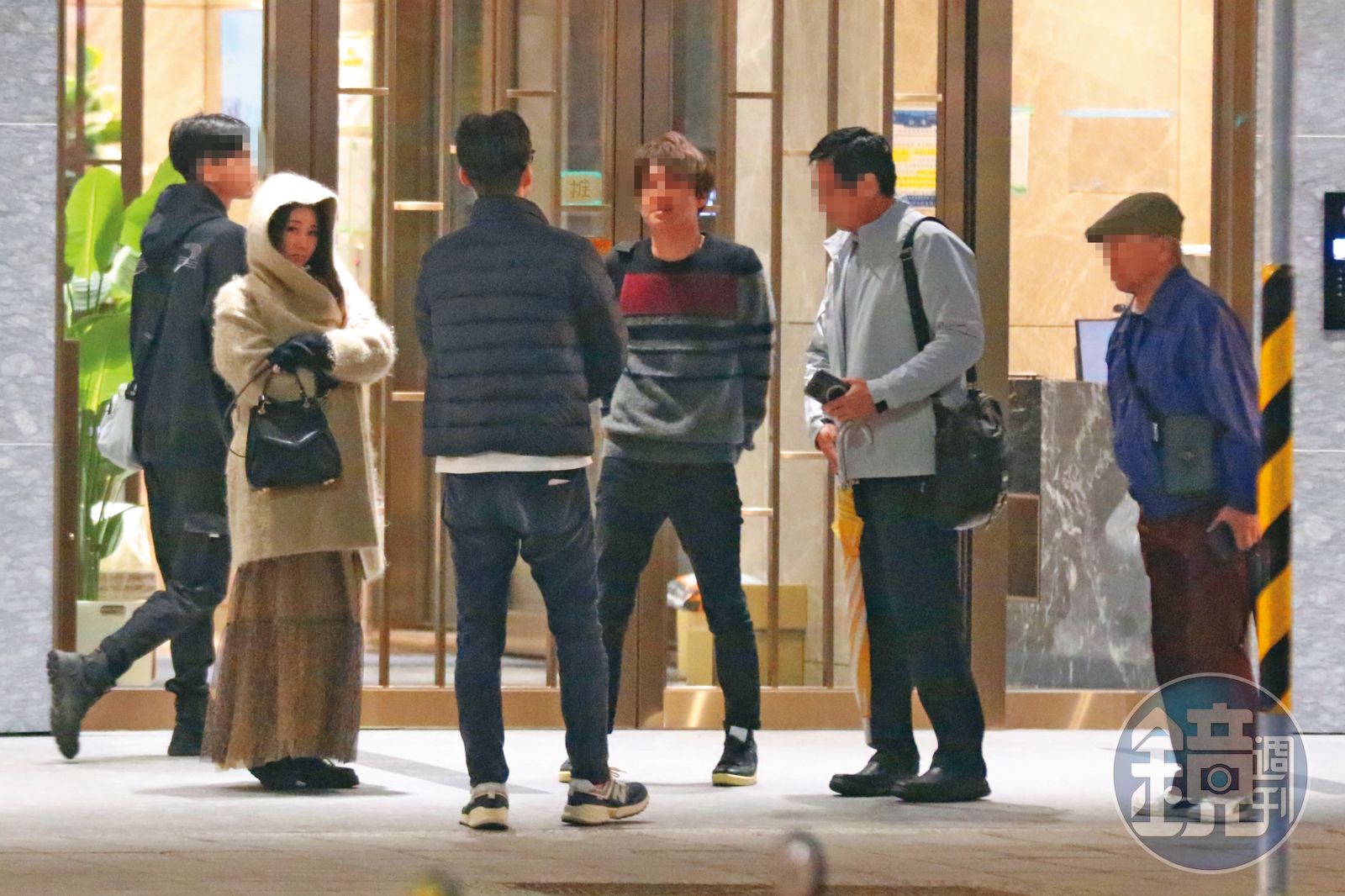 等車時麻衣手上的包包很醒目，是前小姑王思涵所贈送的自創品牌，要價約新台幣5萬元