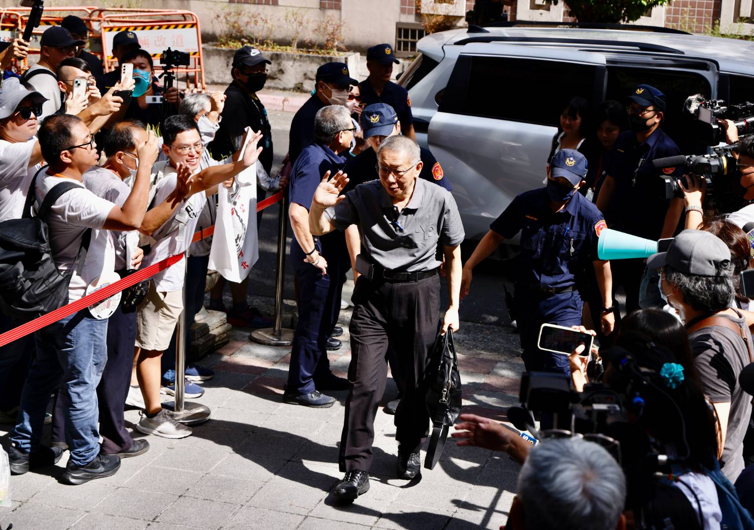 北院今日上午繼續開庭審理京華城案，柯文哲交保後首度出庭。