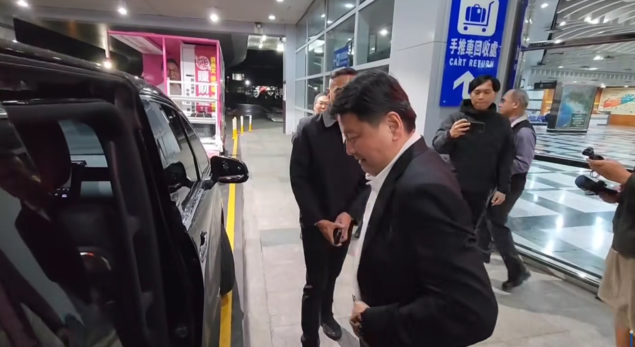 傅崐萁昨自香港返回花蓮，在機場被當面高嗆「中共的走狗」。（翻攝自陳財能臉書）