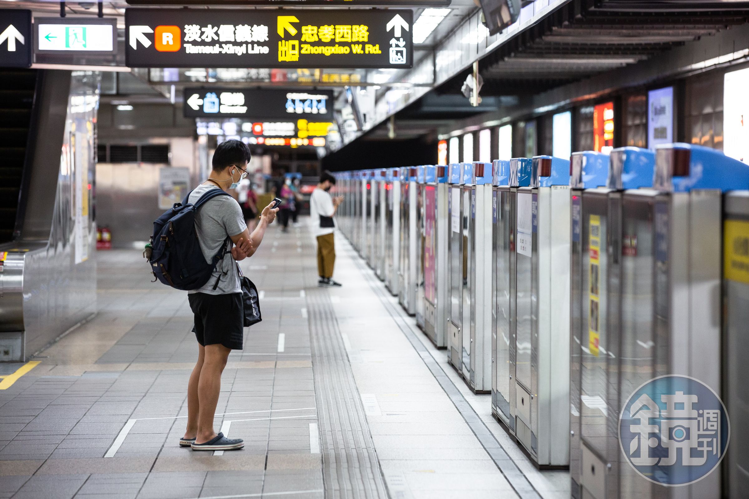 悠遊卡公司預計今年年中，推出「手機專用貼紙悠遊卡」，解決iPhone無法感應進出北捷閘門的老問題。（示意圖，本刊資料照）