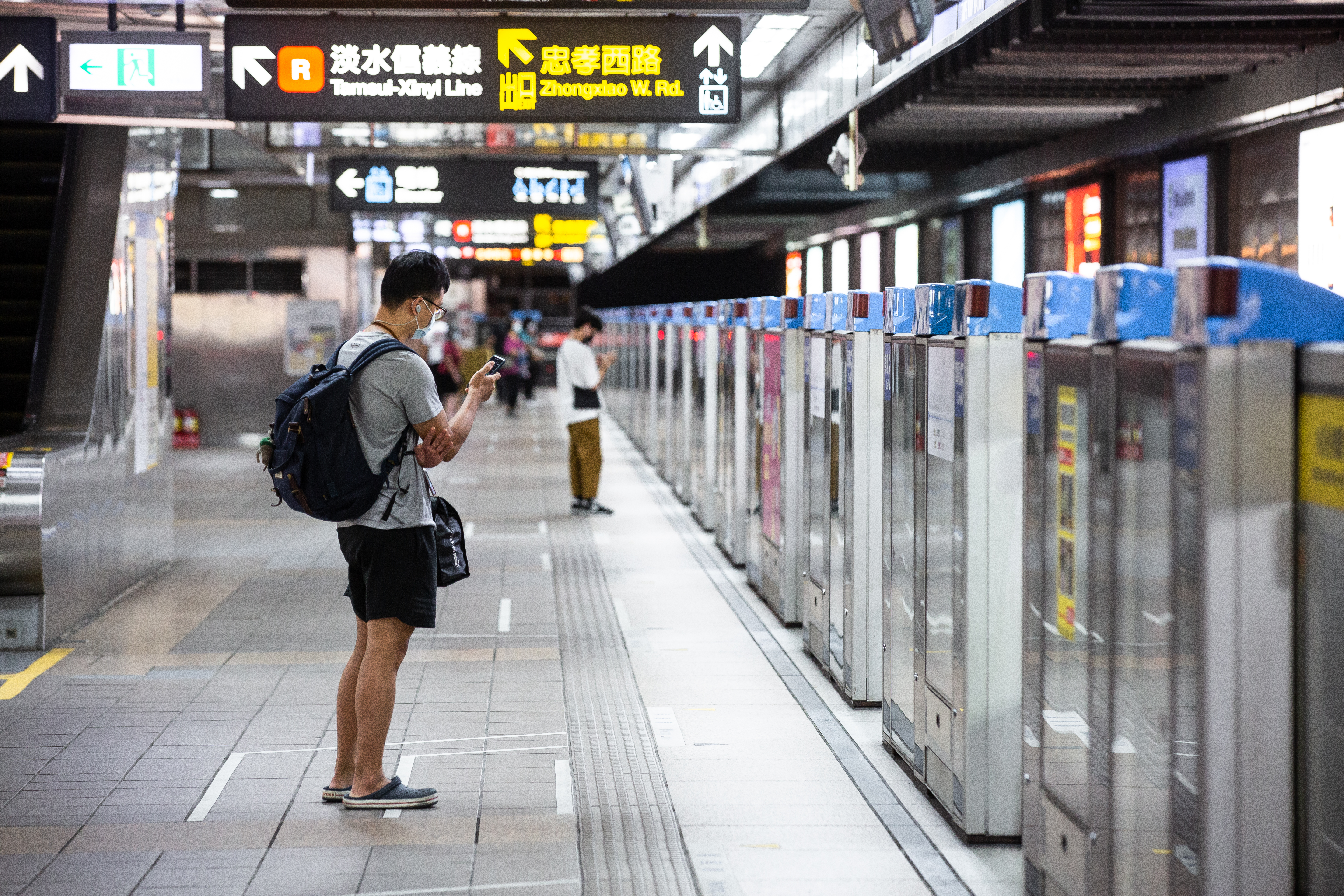 悠遊卡公司預計今年年中，推出「手機專用貼紙悠遊卡」，解決iPhone無法感應進出北捷閘門的老問題。（示意圖，本刊資料照）