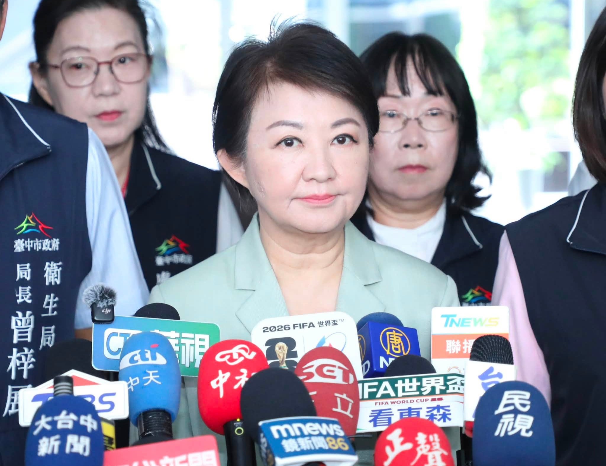 盧秀燕今日指出,衛生局、環保局、經發局分為兩組進廠進行公開銷毀問題油,並邀請中央一起參與。(翻攝自臉書@盧秀燕)