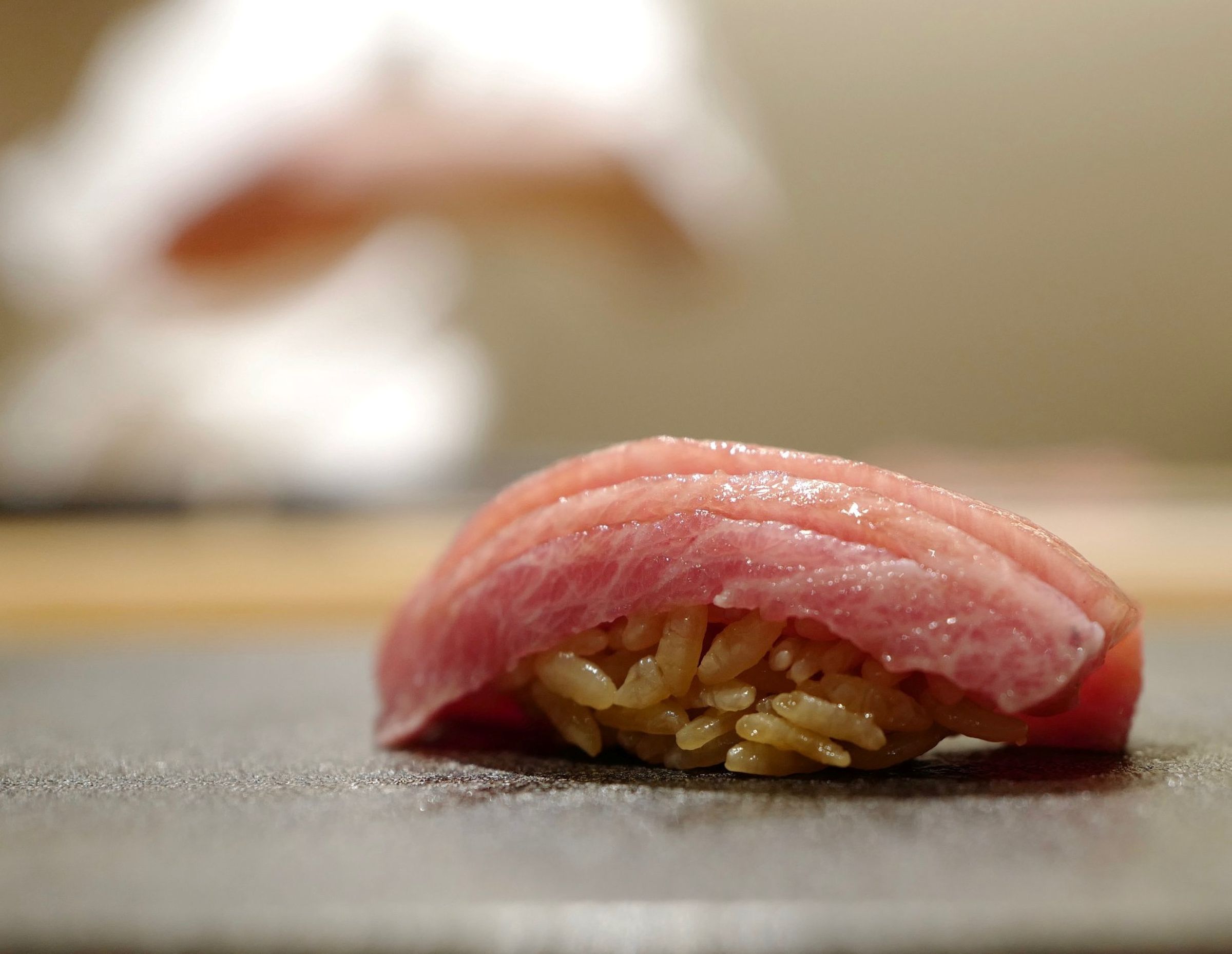 Hakkoku的壽司職人佐藤博之以鮪魚赤醋醋飯與江戶前風格聞名。(銀昇提供)