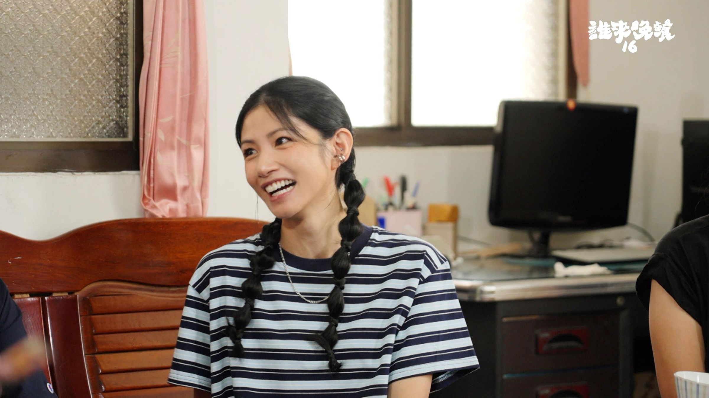 李千娜錄影探視地震受災戶。（公視提供）