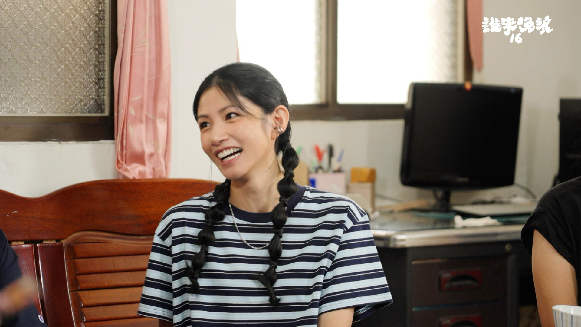 李千娜錄影探視地震受災戶。（公視提供）