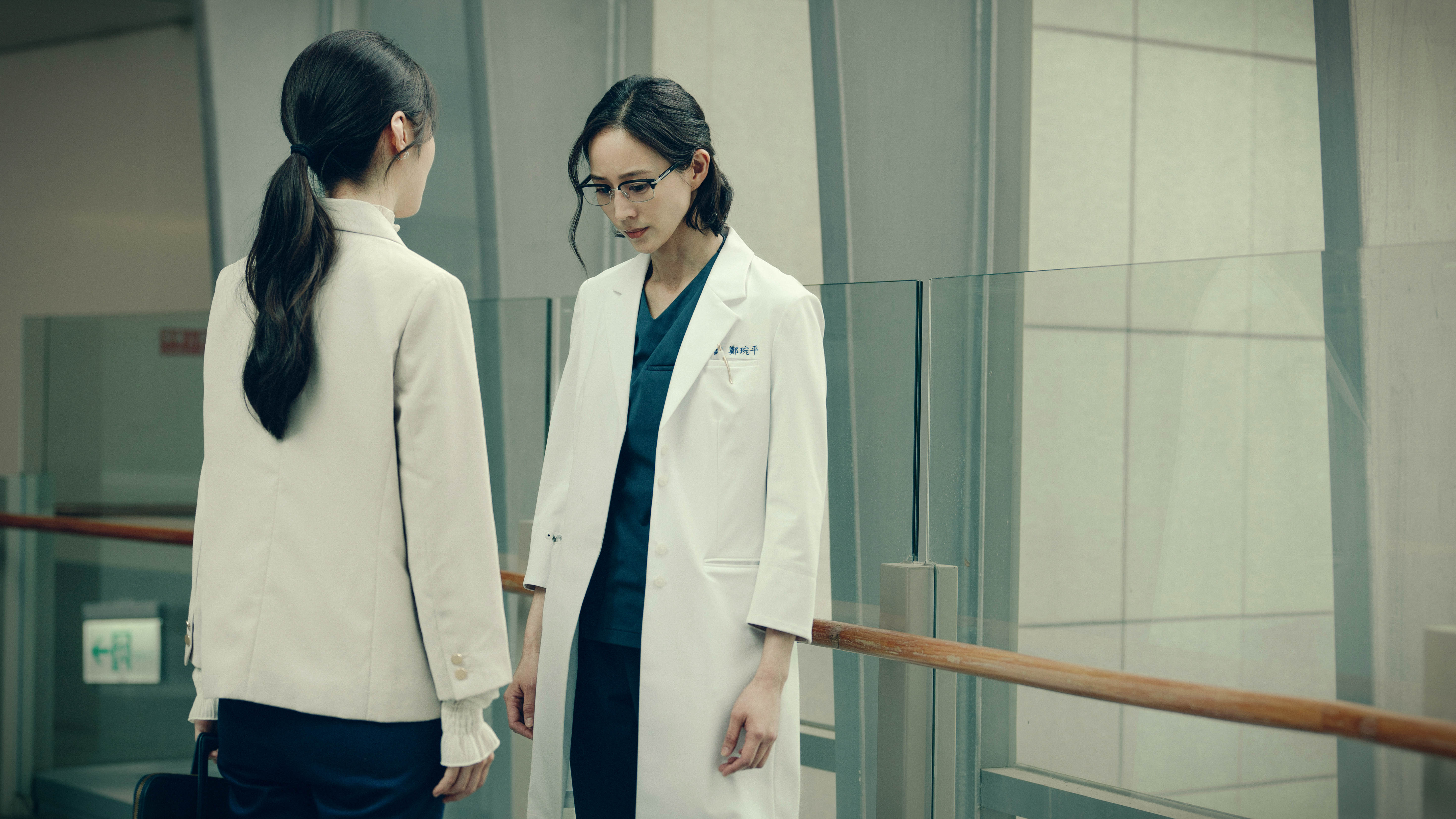 《化外之醫》張鈞甯（右）在影集中因一場醫療糾紛，必須面對許安植的質問。（公視提供）
