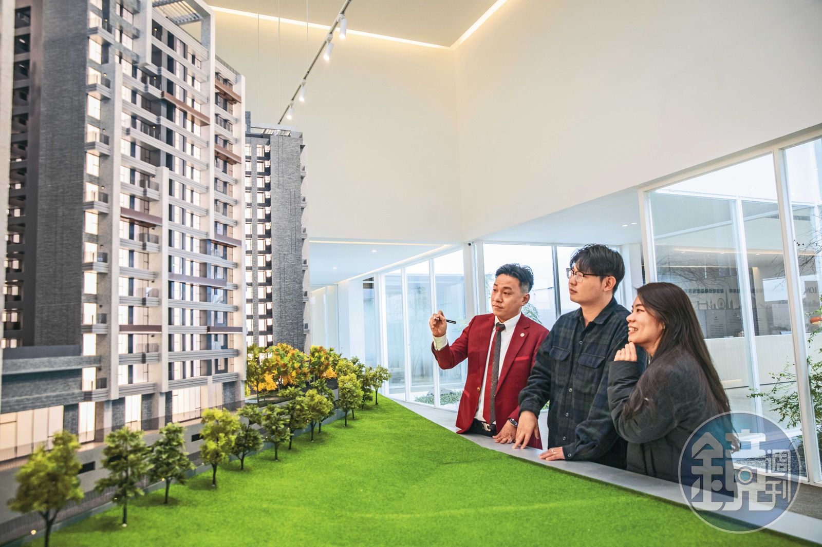 央行放寬第2戶貸款成數,週末看屋人潮明顯增加。