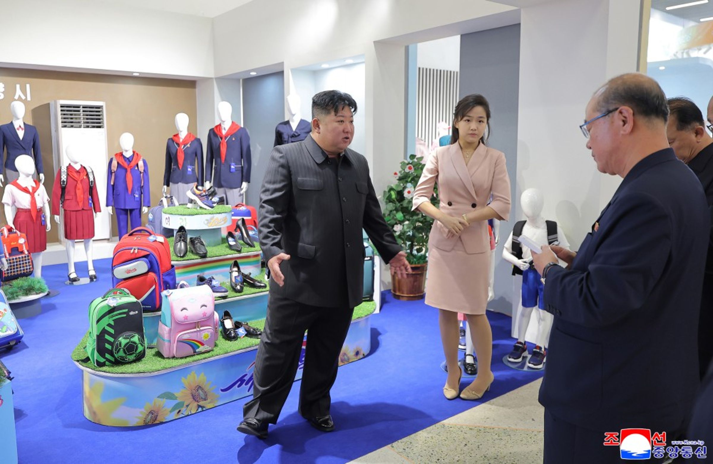 金正恩與女兒金主愛。（取自《朝中社》）