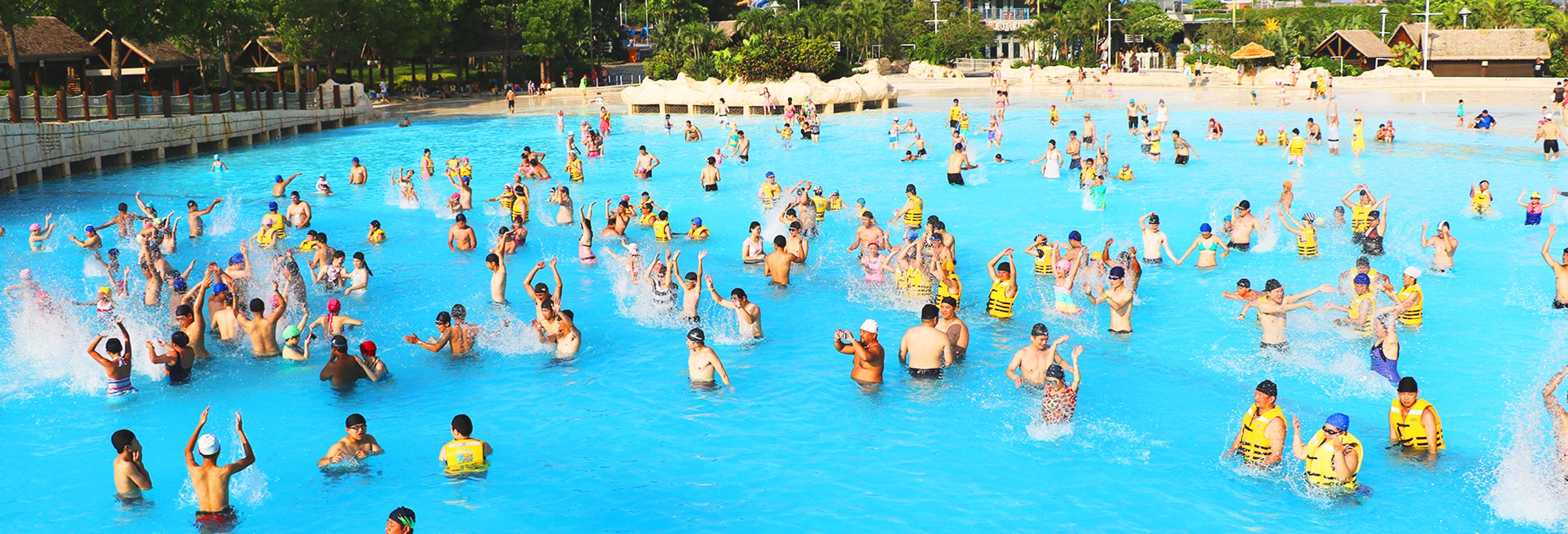 台中麗寶水樂園「馬拉灣」的大海嘯。(翻攝麗寶樂園官網)