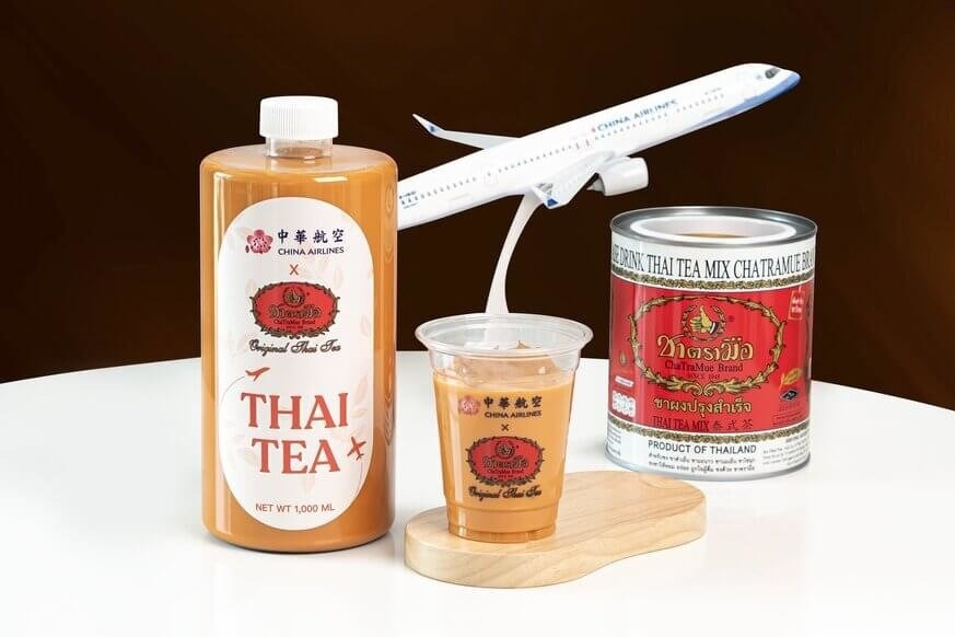 從8月18日起，所有從曼谷飛往台北與高雄的航班，全艙等旅客都能在萬尺高空品嚐到正宗泰奶。（華航提供）