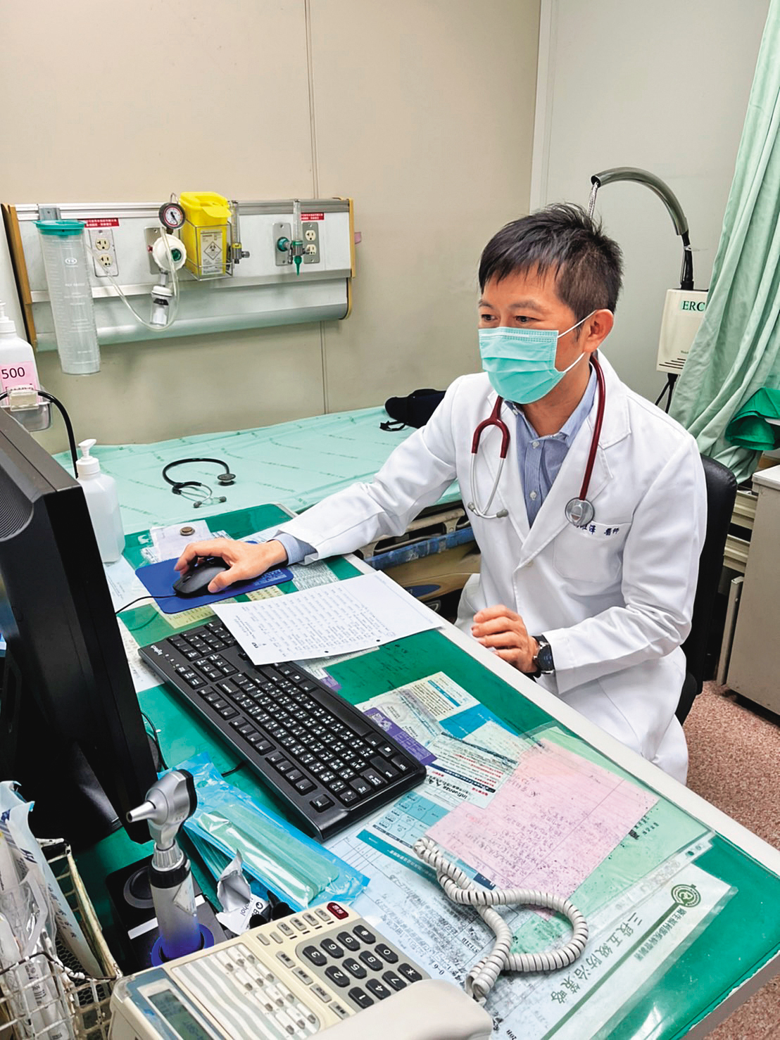 高維澤曾是急診室主任,當醫生18年,他形容過程如走鋼索般戰戰兢兢。(高維澤提供)