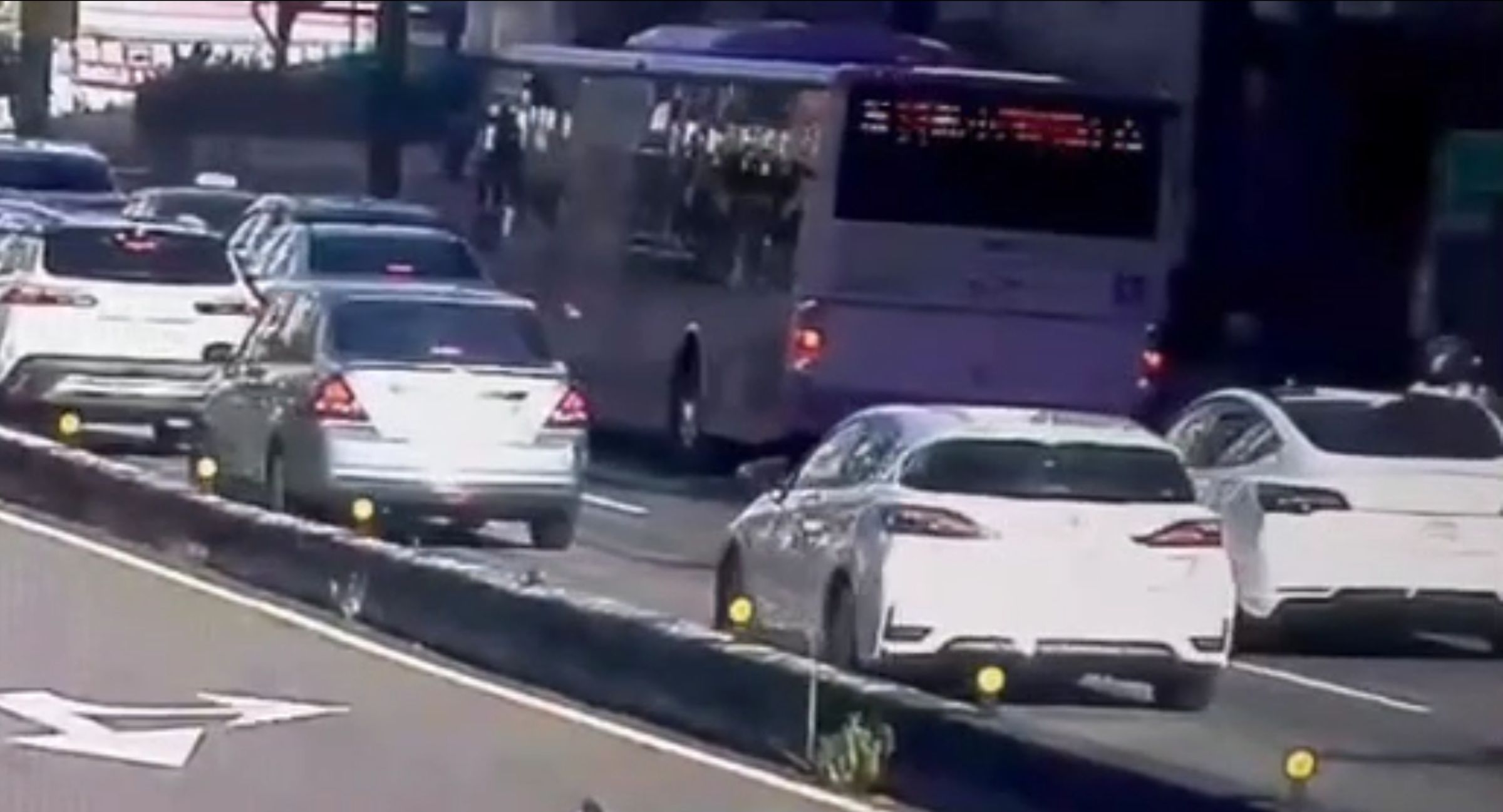 台北市公車擦撞轎車，沒想到揪出雙方駕駛都毒駕。（翻攝畫面）