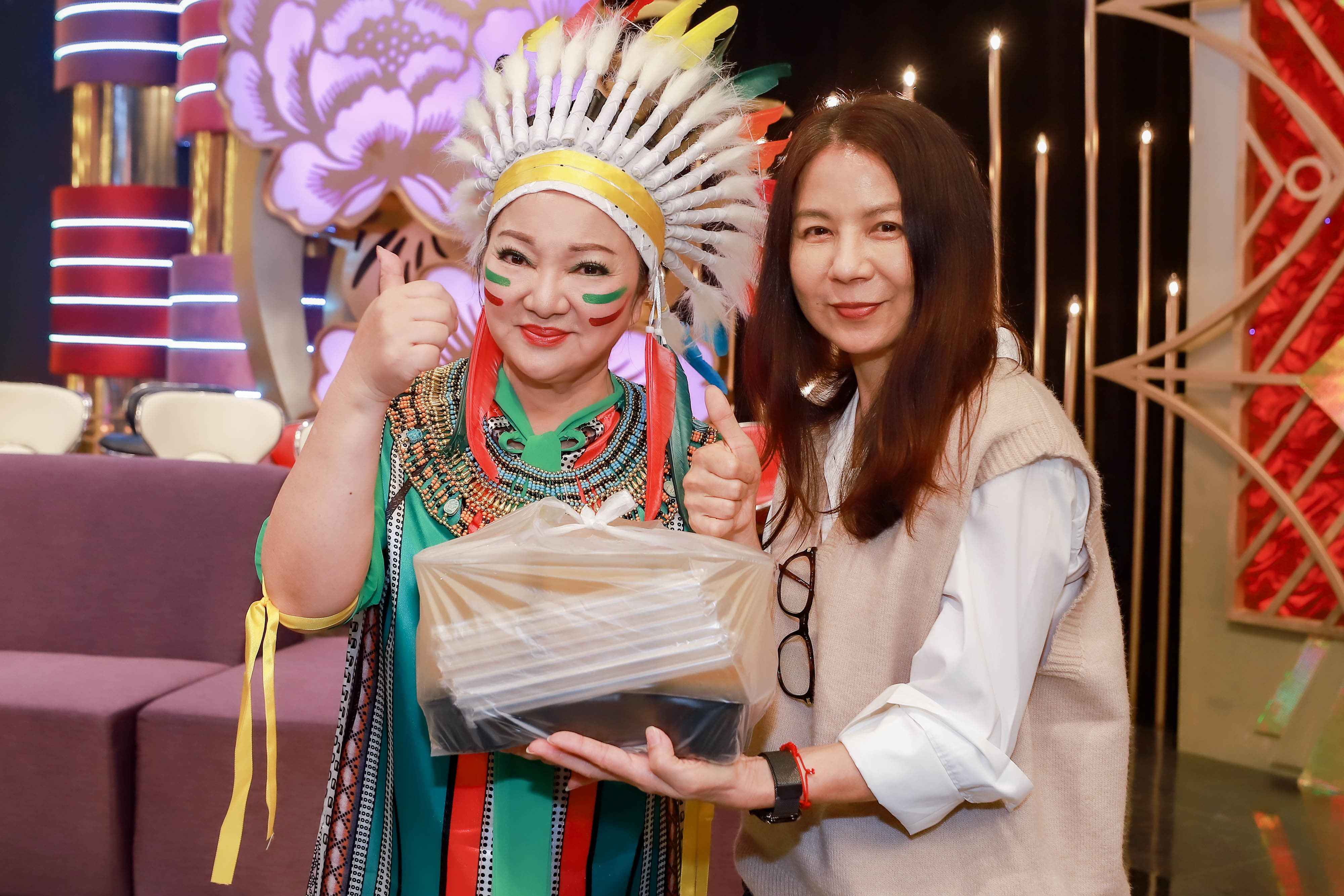 白冰冰（左）錄影王珮華（右）驚喜探班。（民視提供）